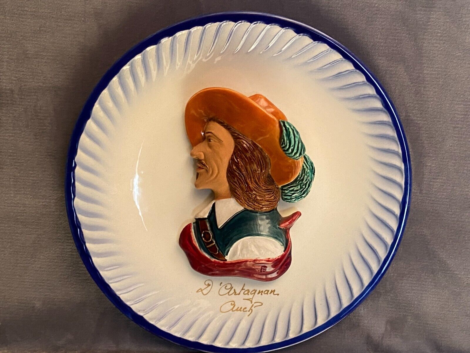 Assiette en faïence à décor bas relief au profil de d'Artagnan