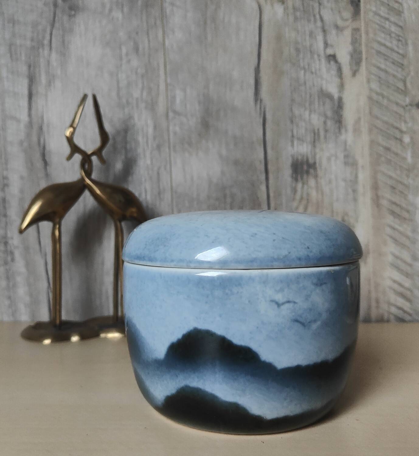 Blue covered pot with virebent