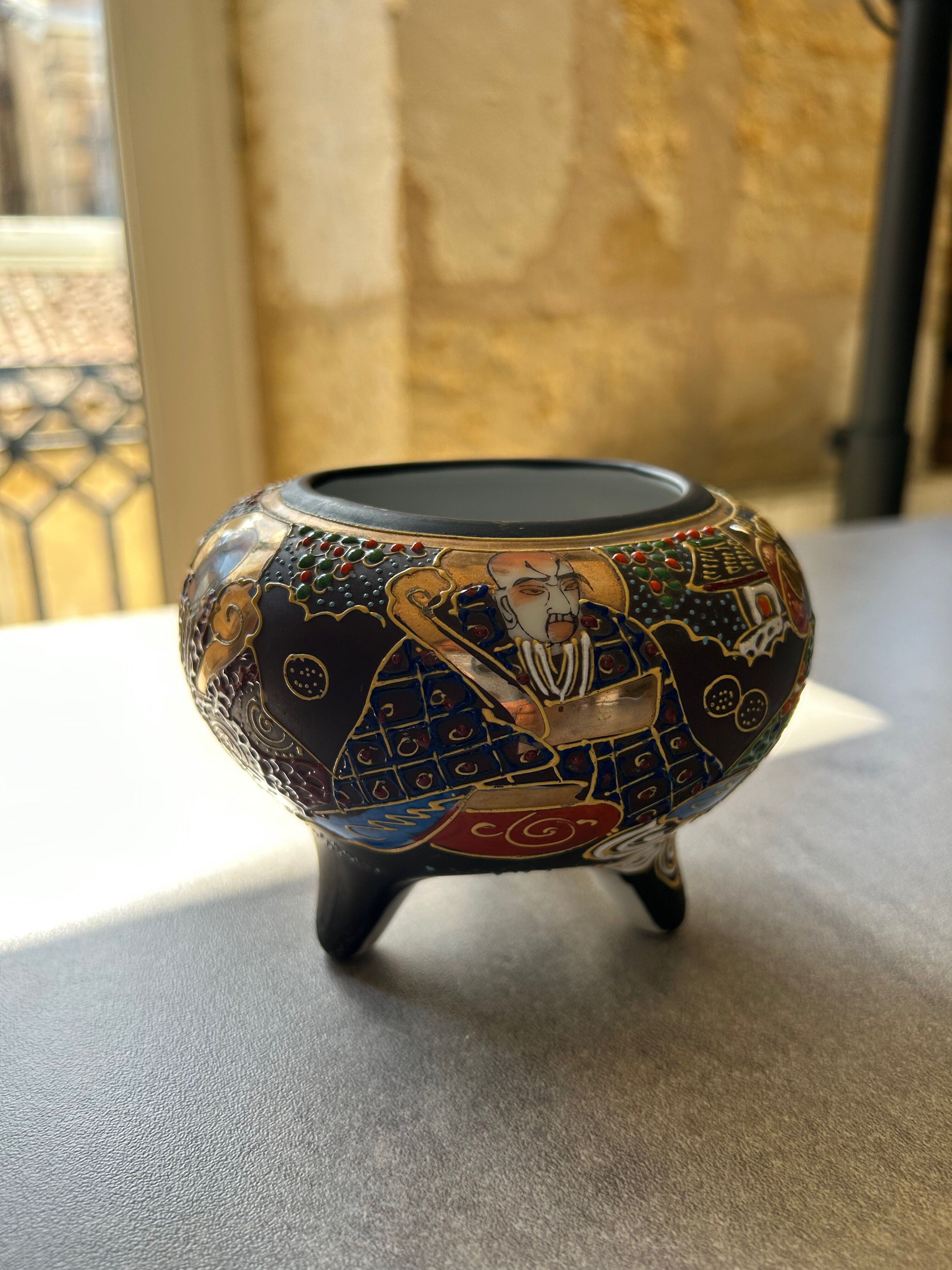 Empty pocket, burns Japanese incense Satsuma