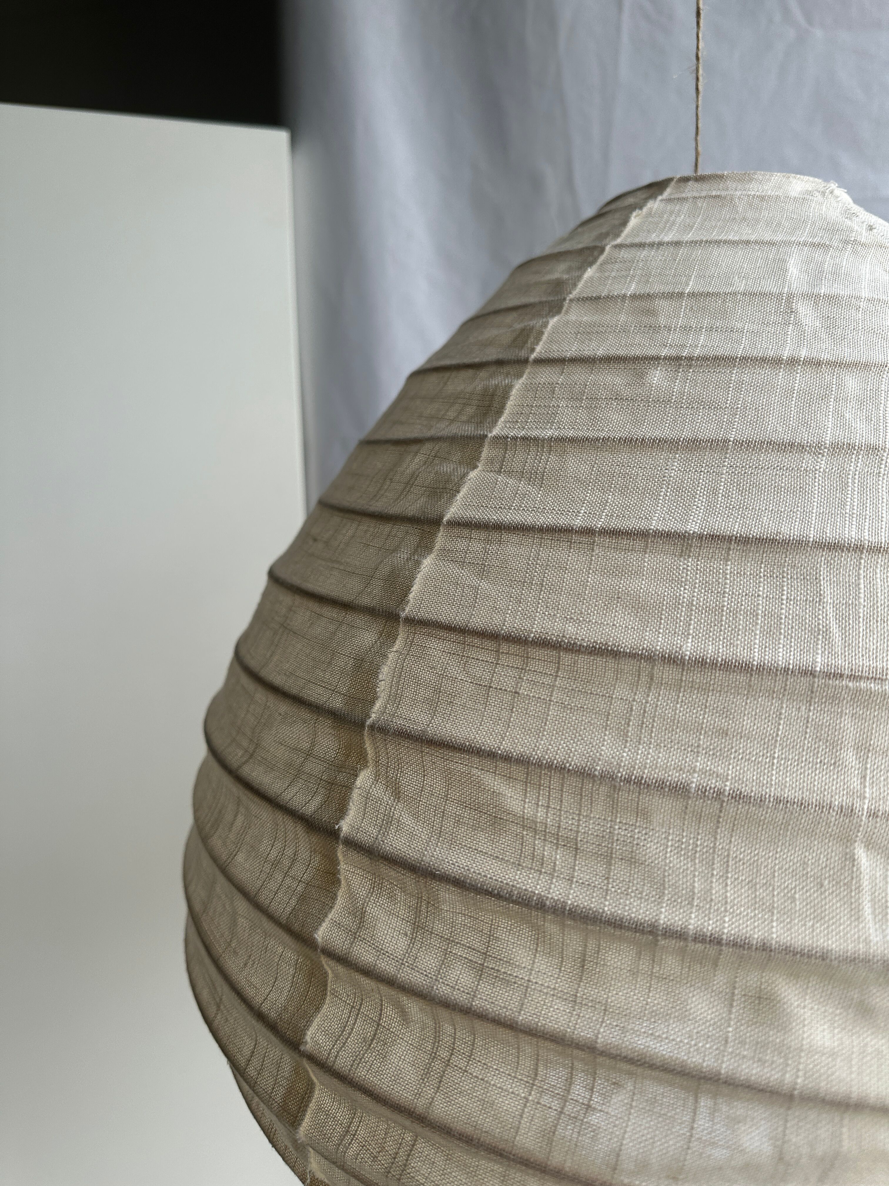 Suspension in rattan and natural japanese linen in the shape of a drop