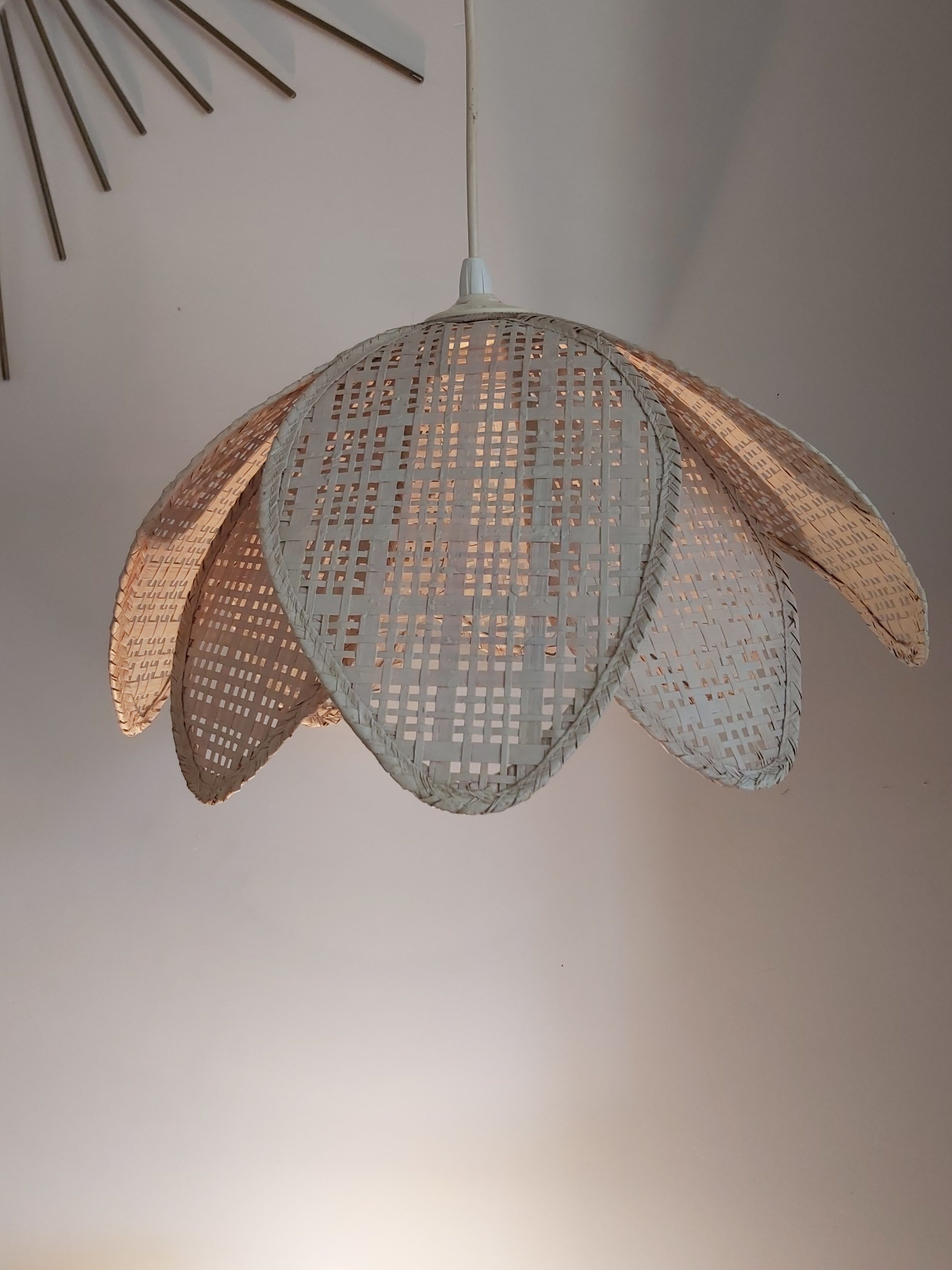 Vintage straw flower suspension