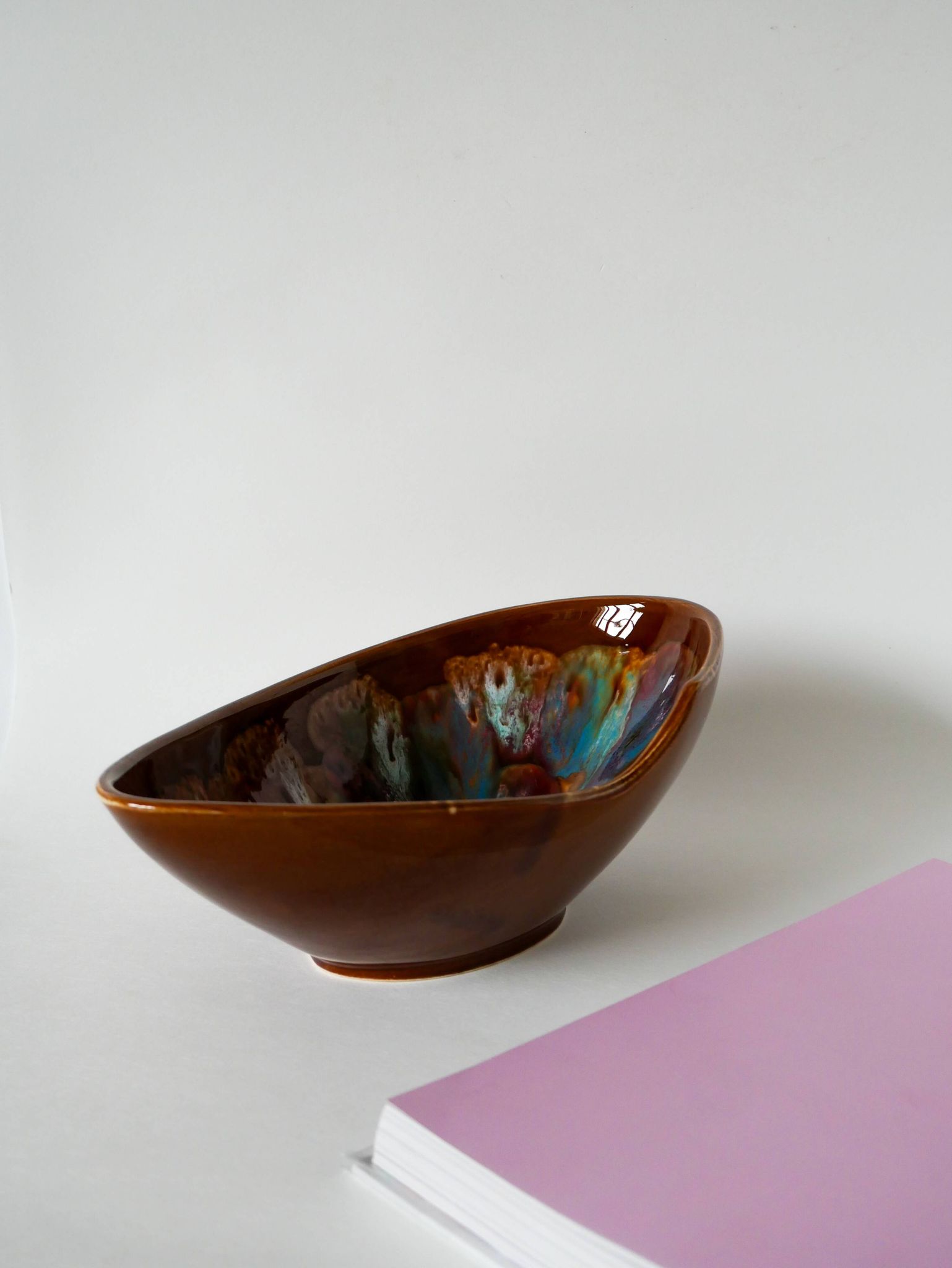 Grande coupe en céramique marron et colorée, design, 1970