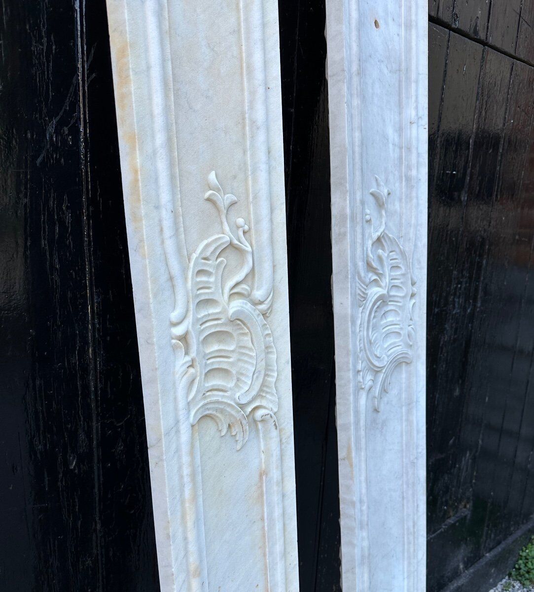 Pair of Louis XV pilasters in Carrara marble, 18th century