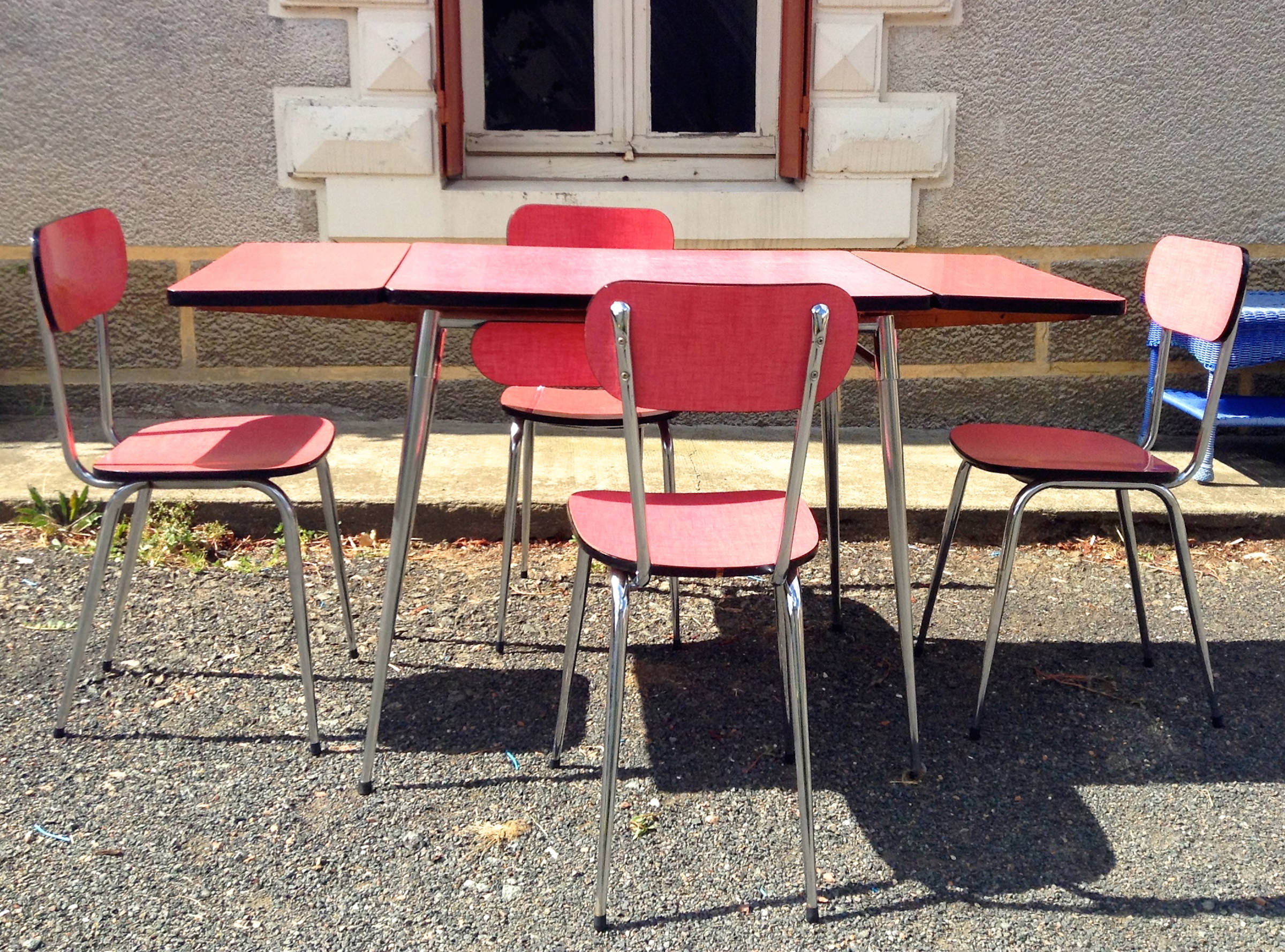 Table and its 4 chairs in formica
