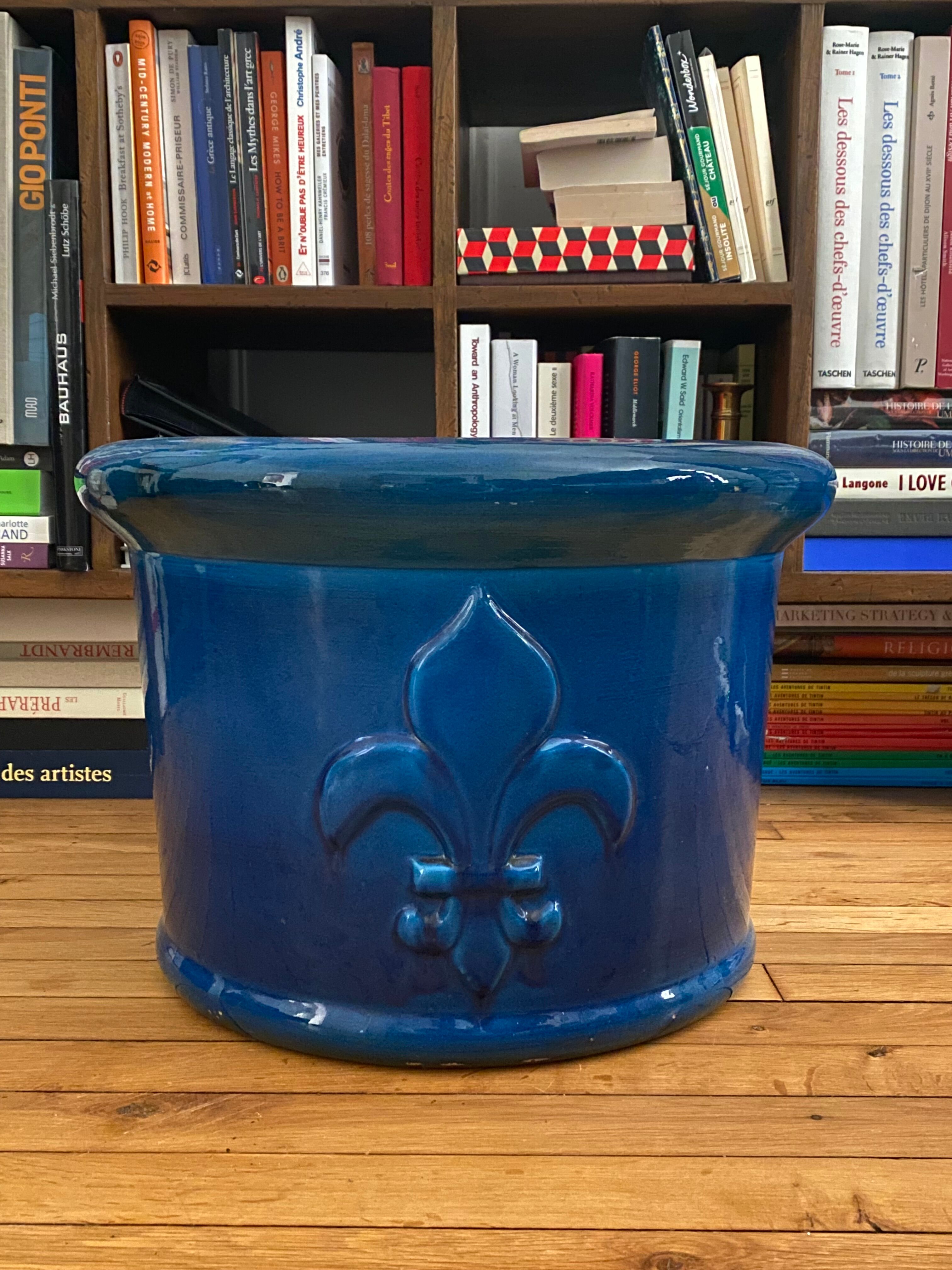 Cache pot bleu avec fleur de lys