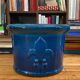 Cache pot bleu avec fleur de lys
