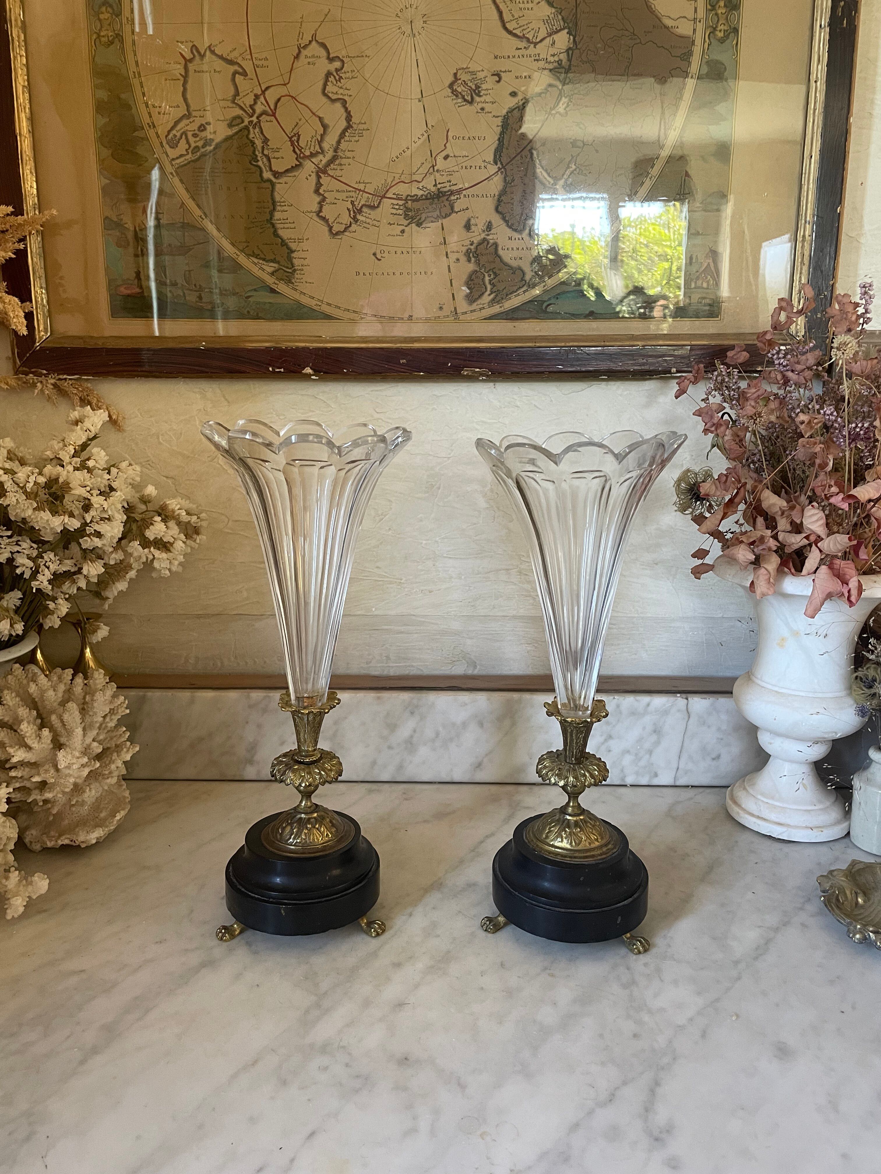 Paire de vases cornets cristal, onyx et bronze