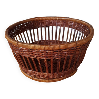 Round wicker basket