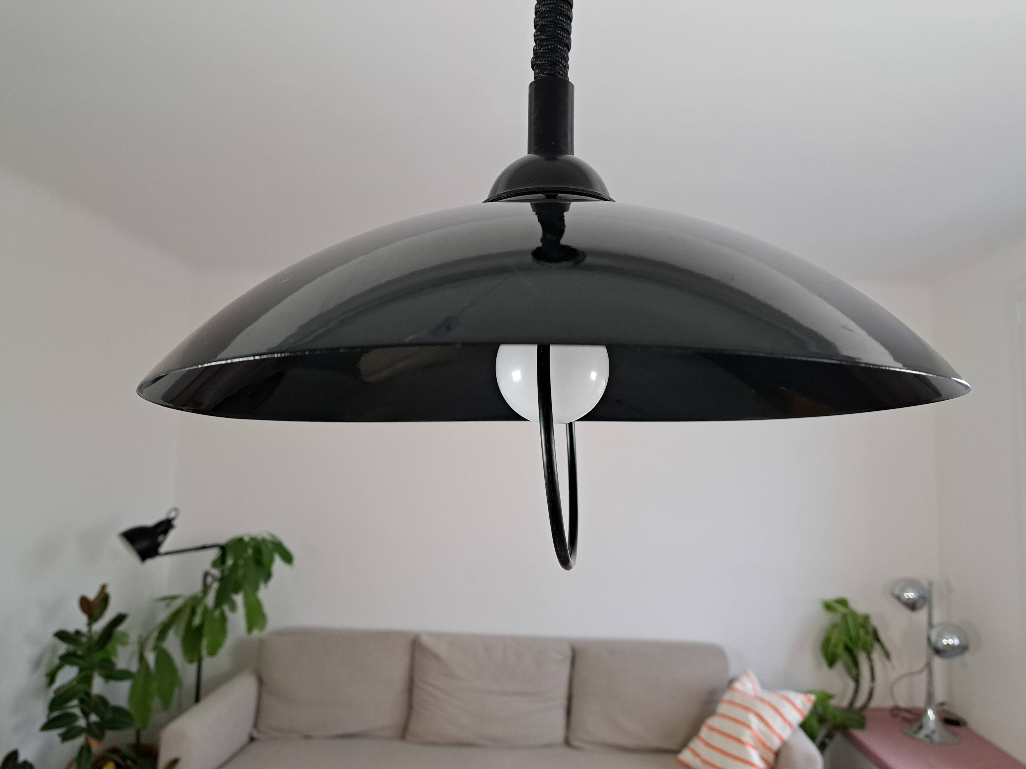 Vintage pendant light goes up and down