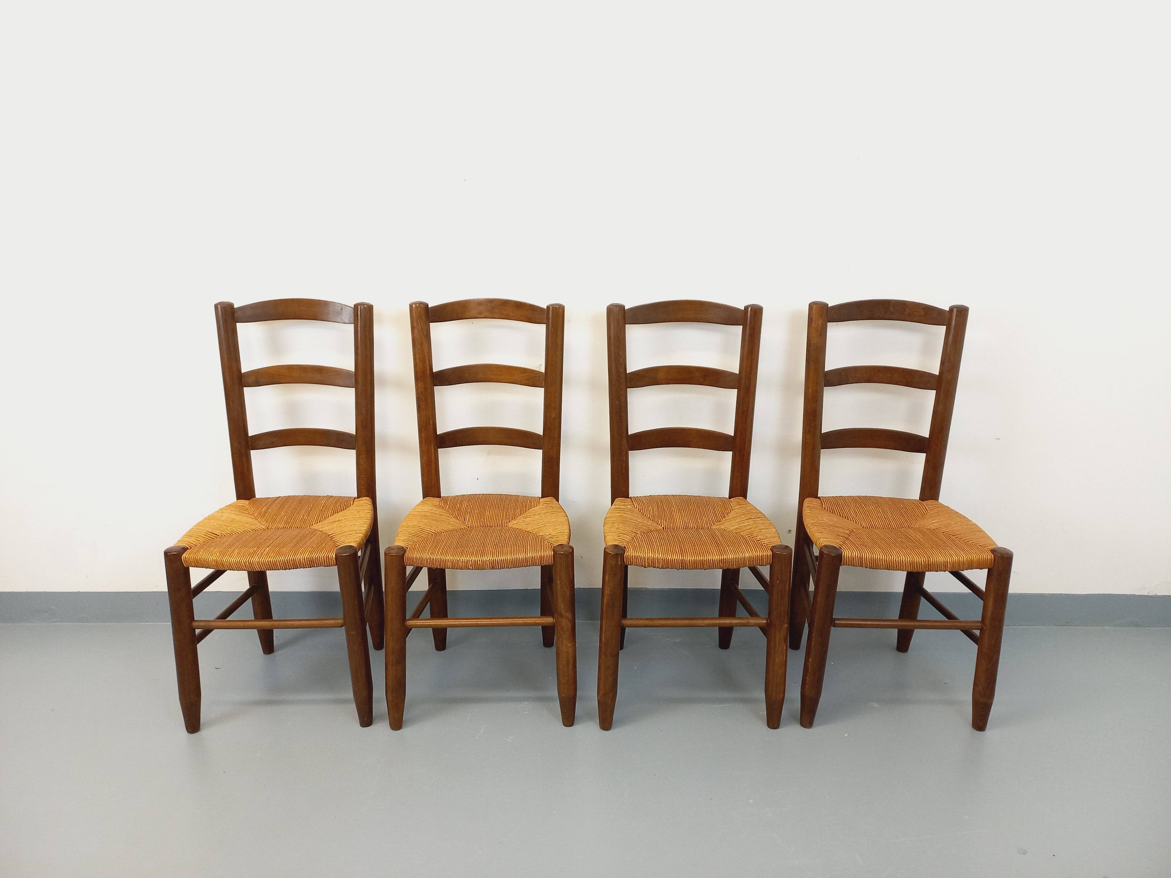 Set of 4 vintage brutalist chairs in wood and straw from the 1960s.