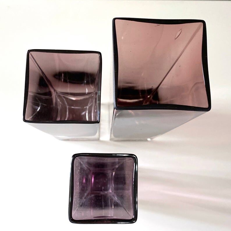 Set de trois vases en verre violets