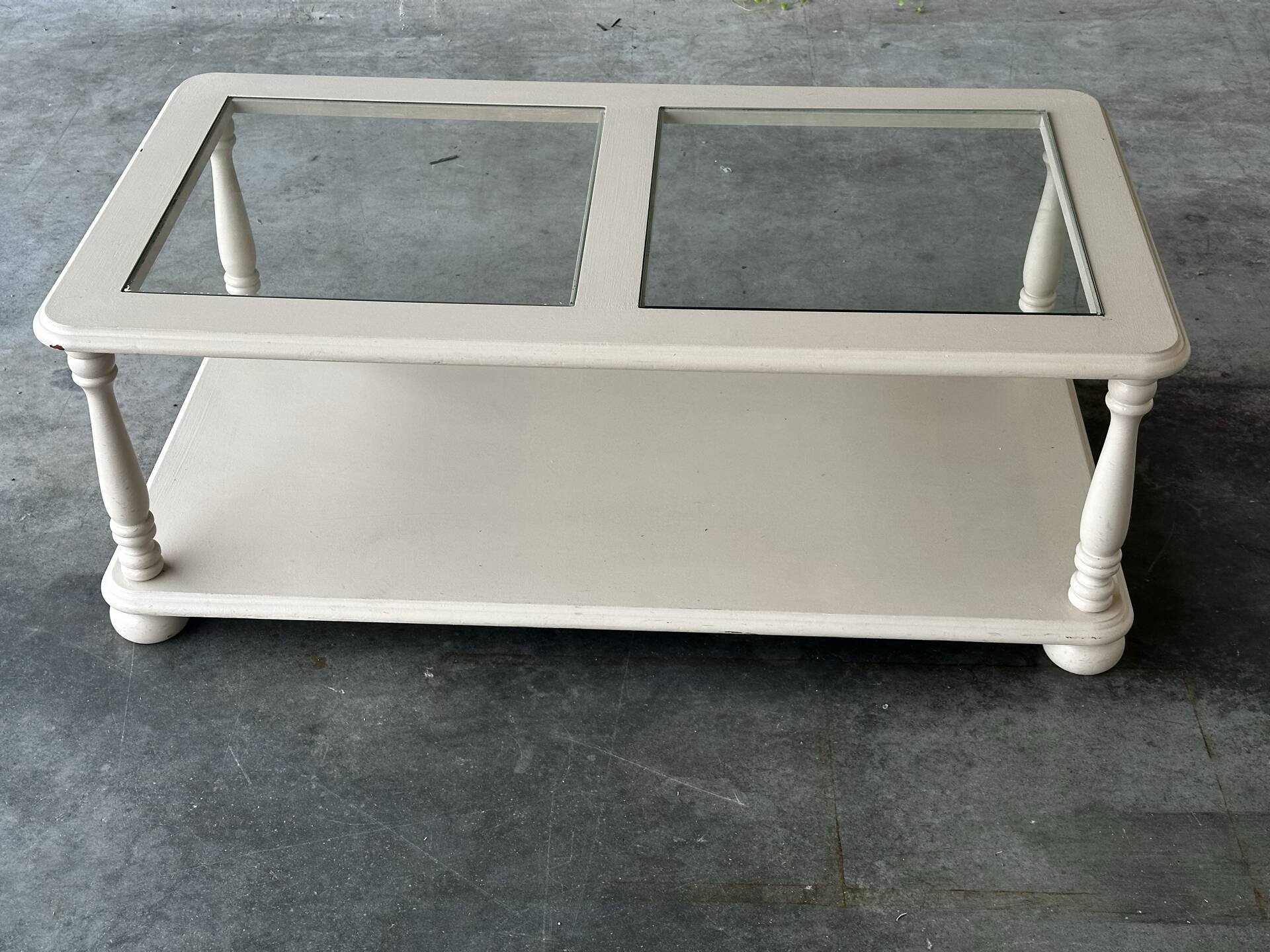 Table basse vintage crème rosé à double plateau et verre