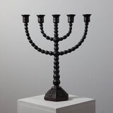 Candelabre en forme de bobine de style menorah habilement forgé.