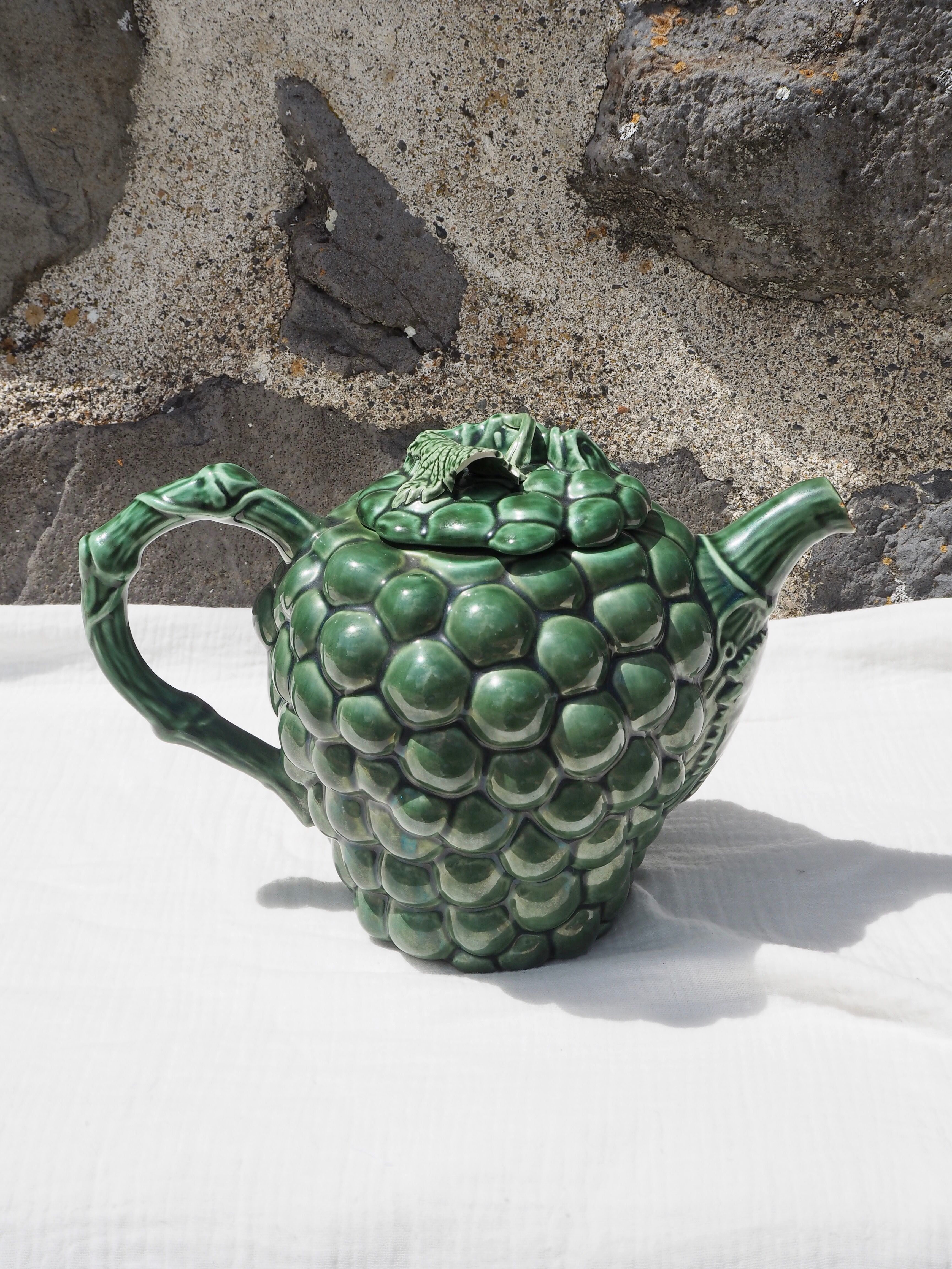Green slurry teapot, grape pattern