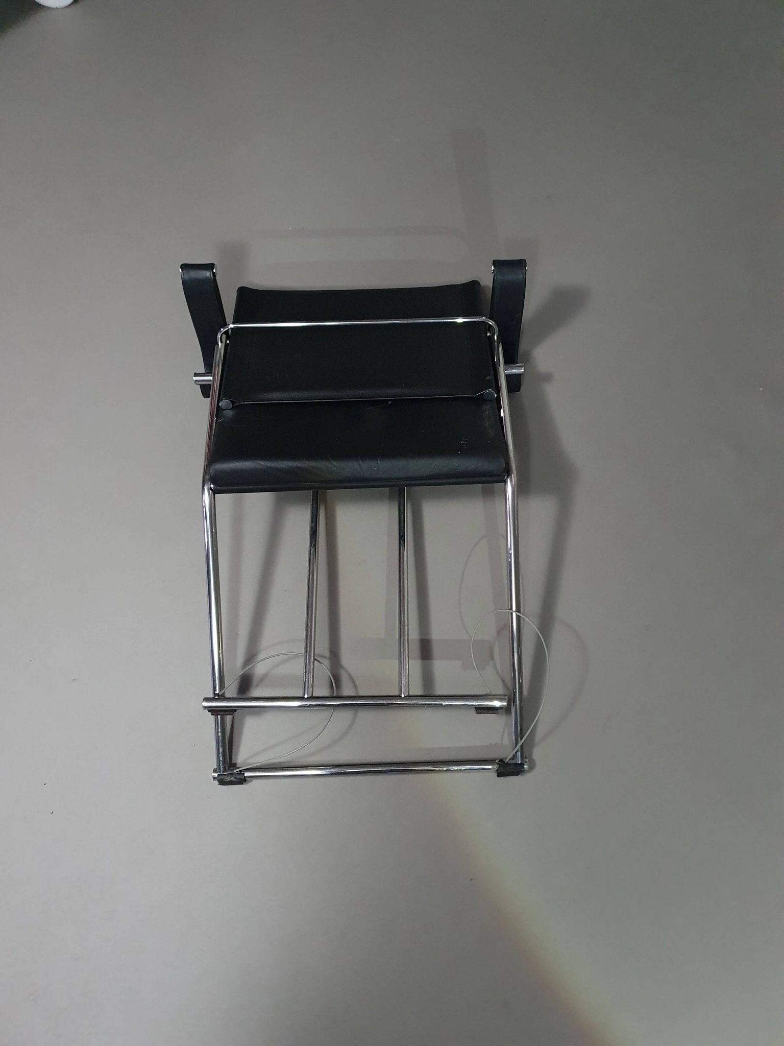 2 chaises pliantes en cuir chromé