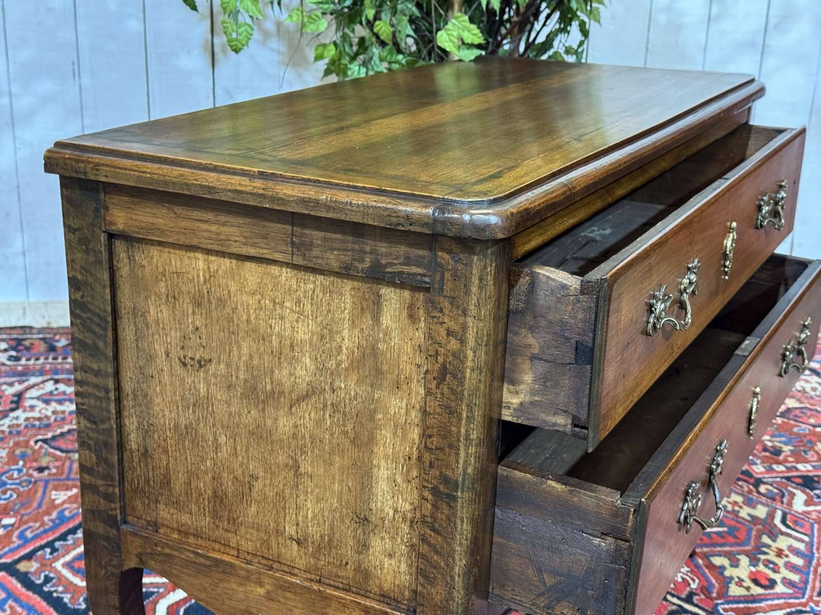 Commode 2 tiroirs de style Louis XV fin XIXème en noyer et peuplier