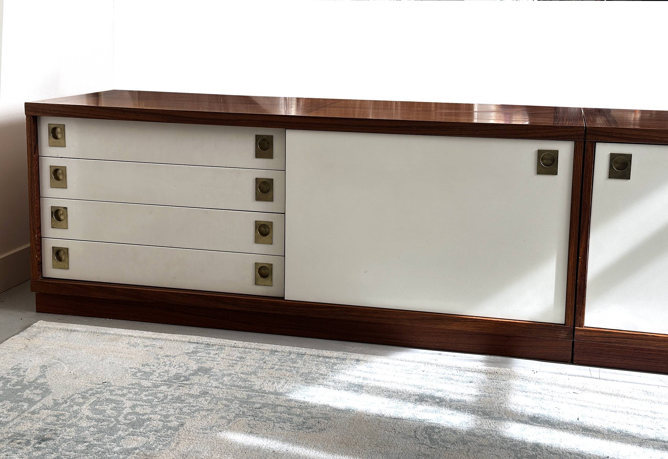 Deux buffets scandinaves (danois) en teck fin avec portes coulissantes