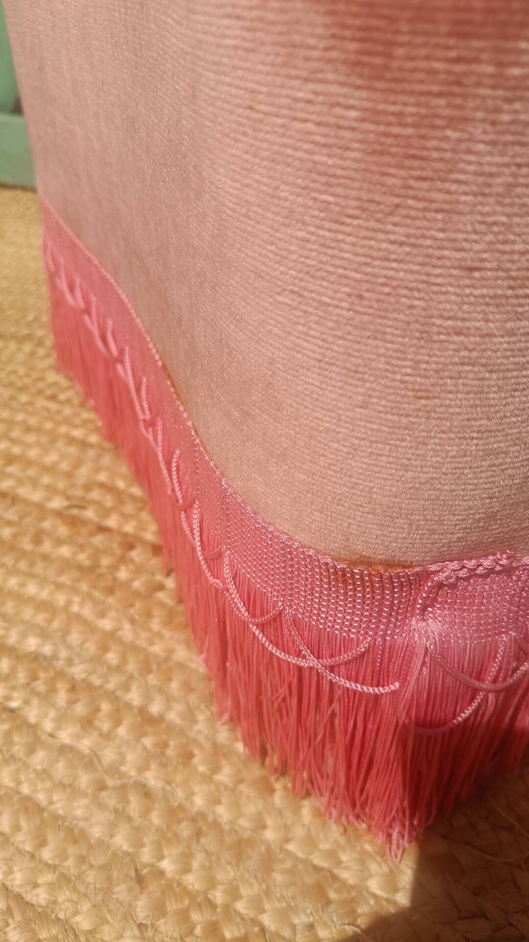 Pouf coffre en velours rose à franges, vers 1950-1960