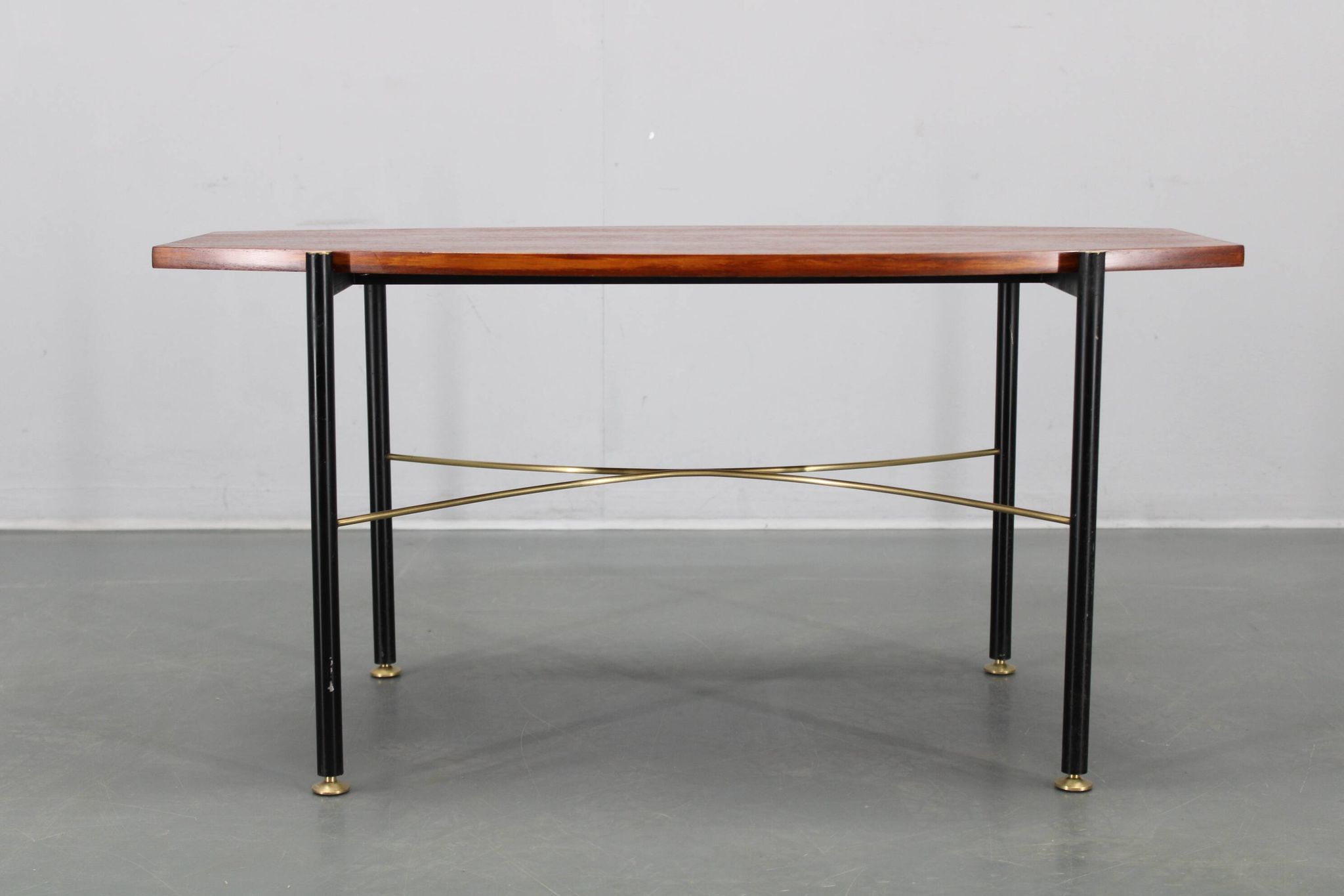 Table basse italienne des années 1970, placage en teck, piètement en métal et laiton