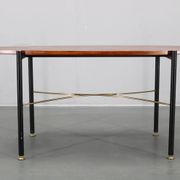 Table basse italienne des années 1970, placage en teck, piètement en métal et laiton