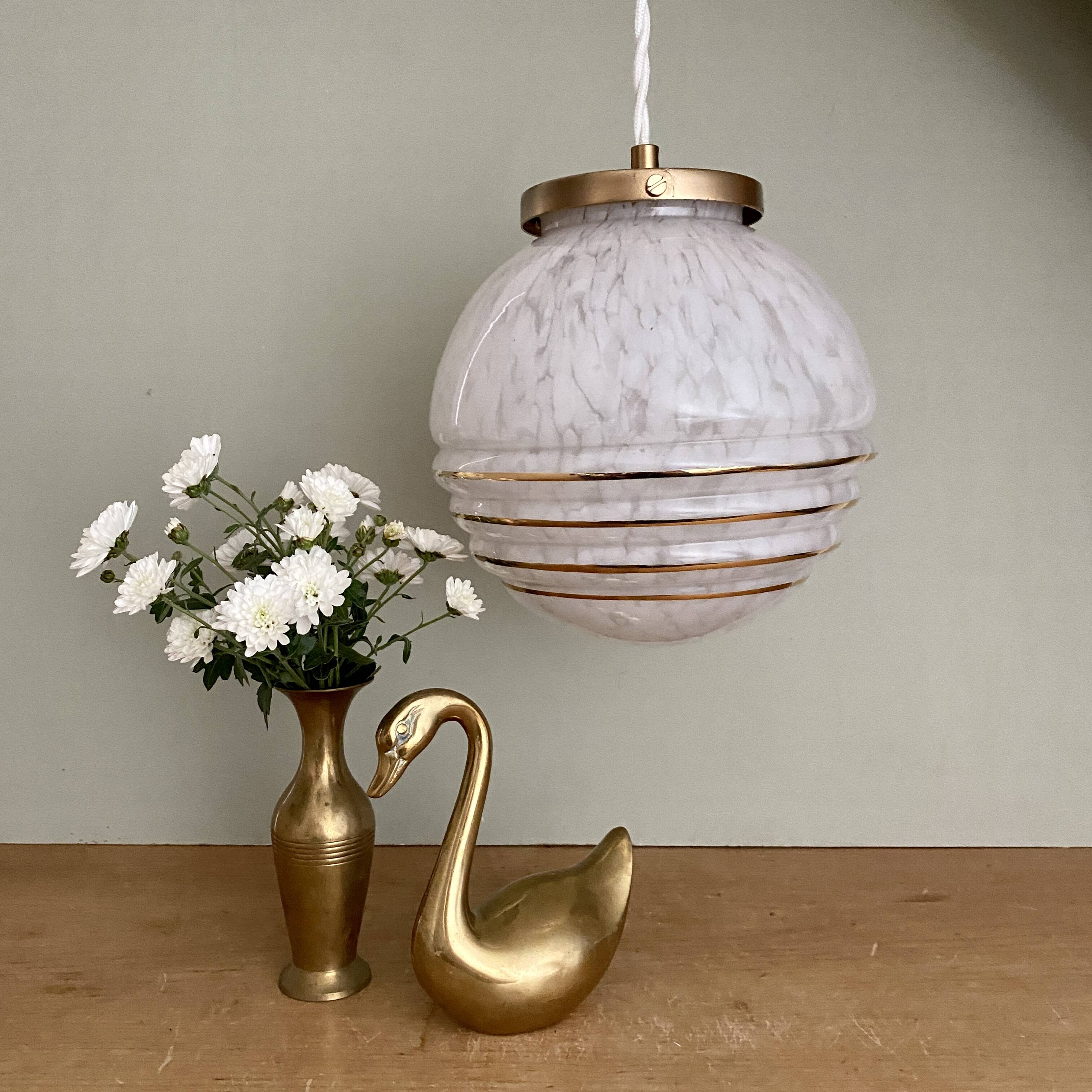 Suspension globe vintage en verre de clichy blanc et or