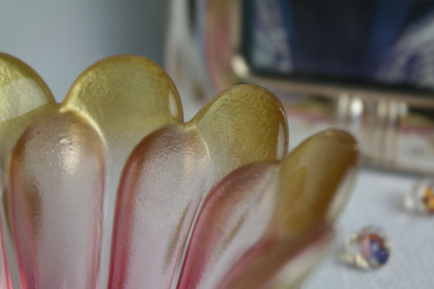 Empty pocket in pink glass paste corolla vintage Germany