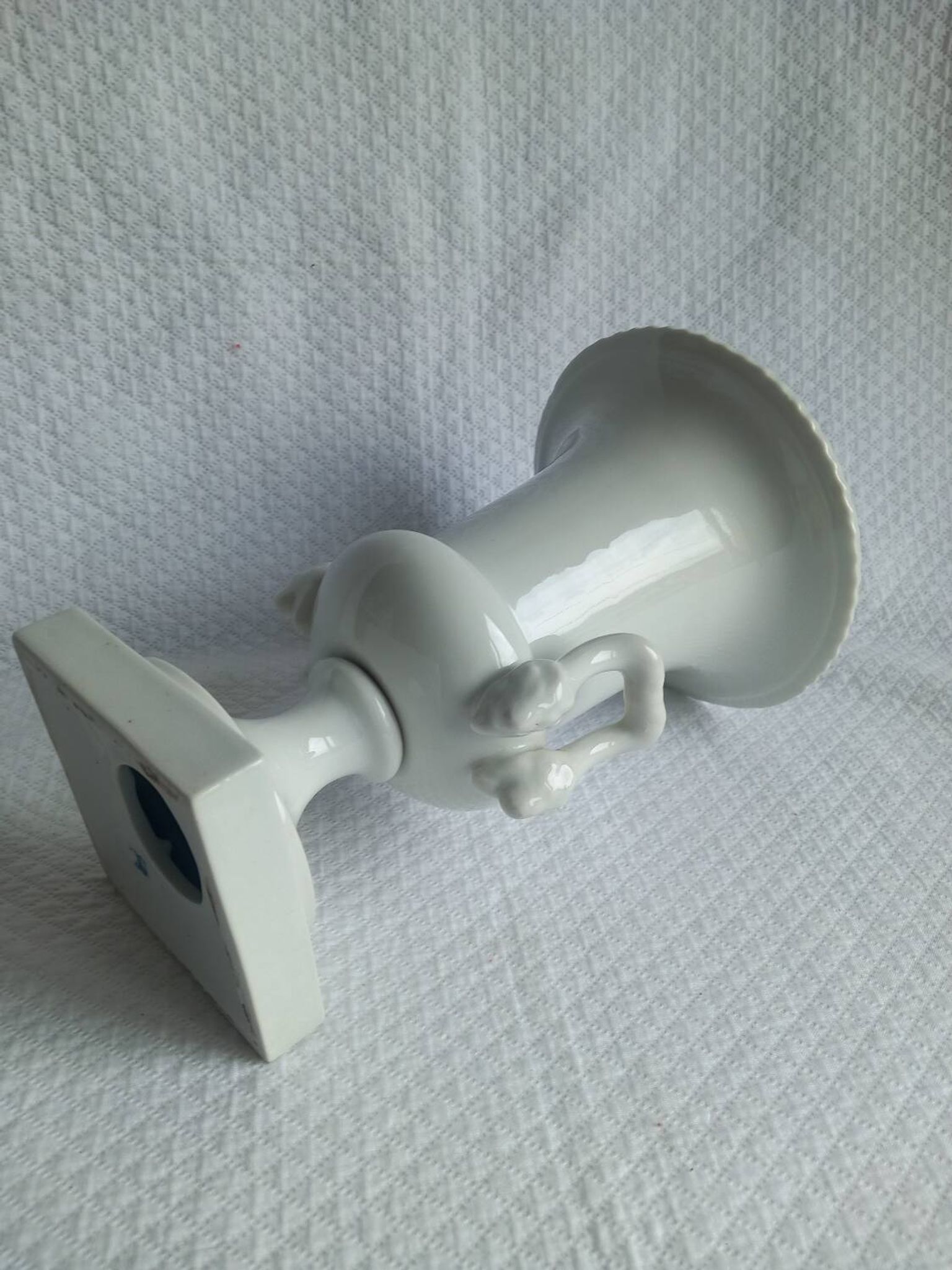 Ancien Vase Médicis en porcelaine blanche – style néoclassique –XIXᵉ