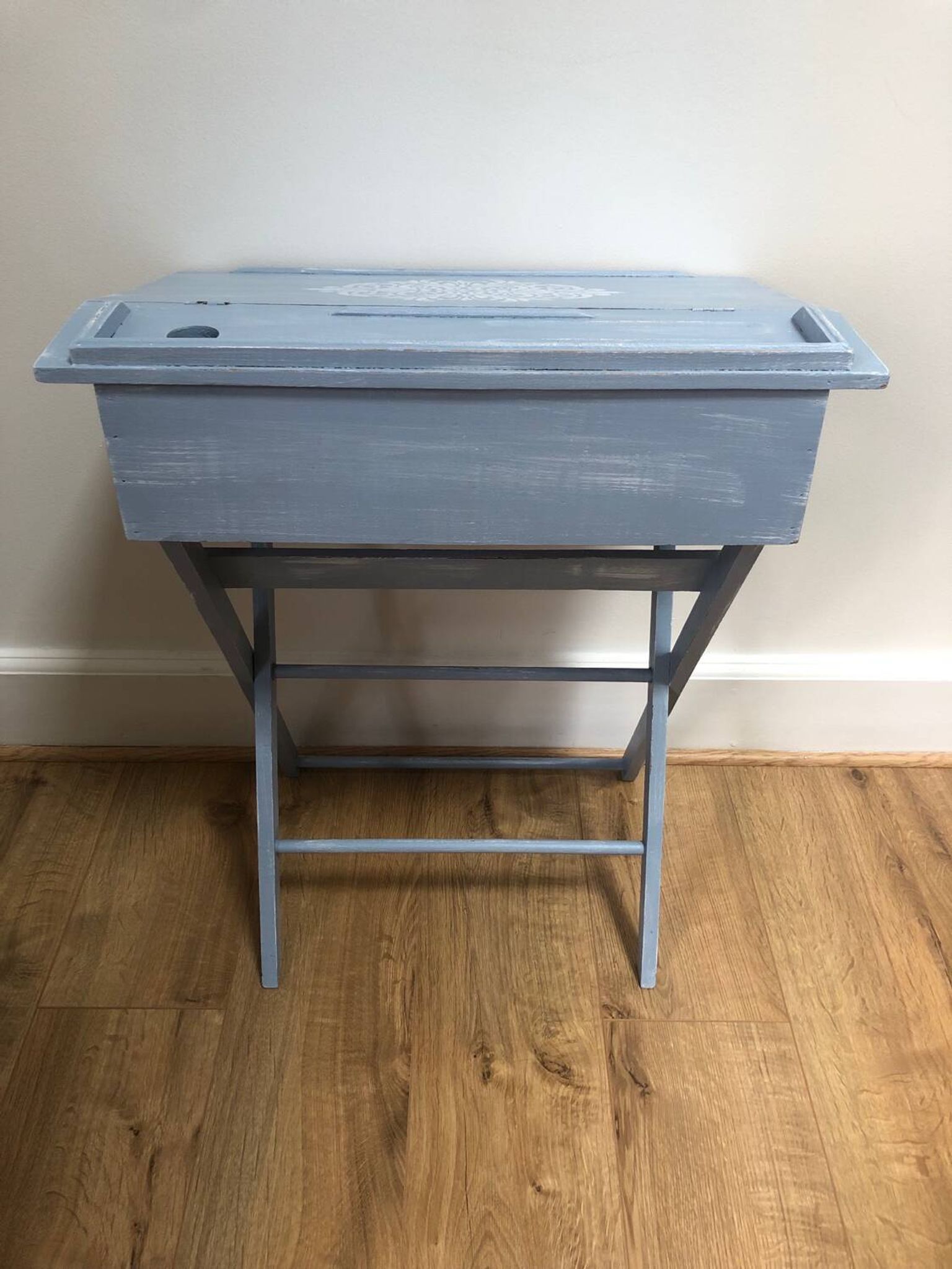 Joli pupitre / bureau d’enfant en bois