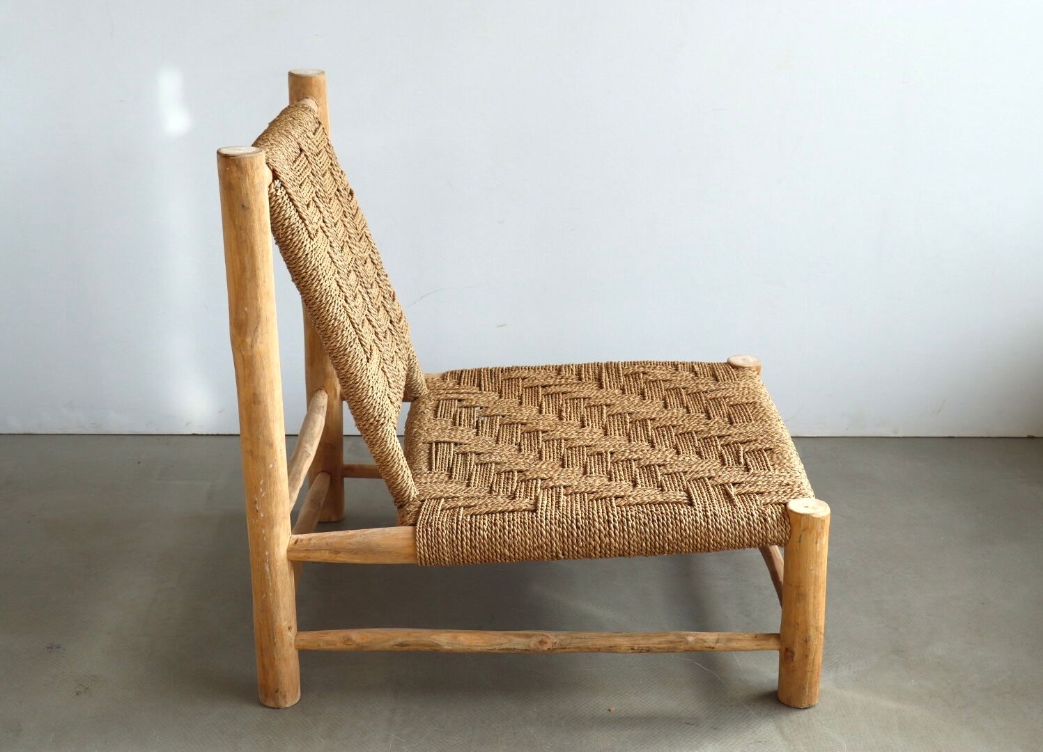 Low lounge chair in sisal rope and ash wood