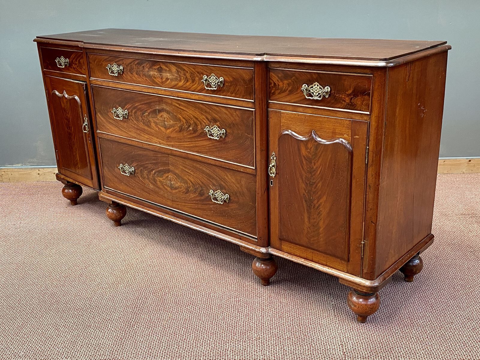 Victorian chest of drawers 19th in mahogany