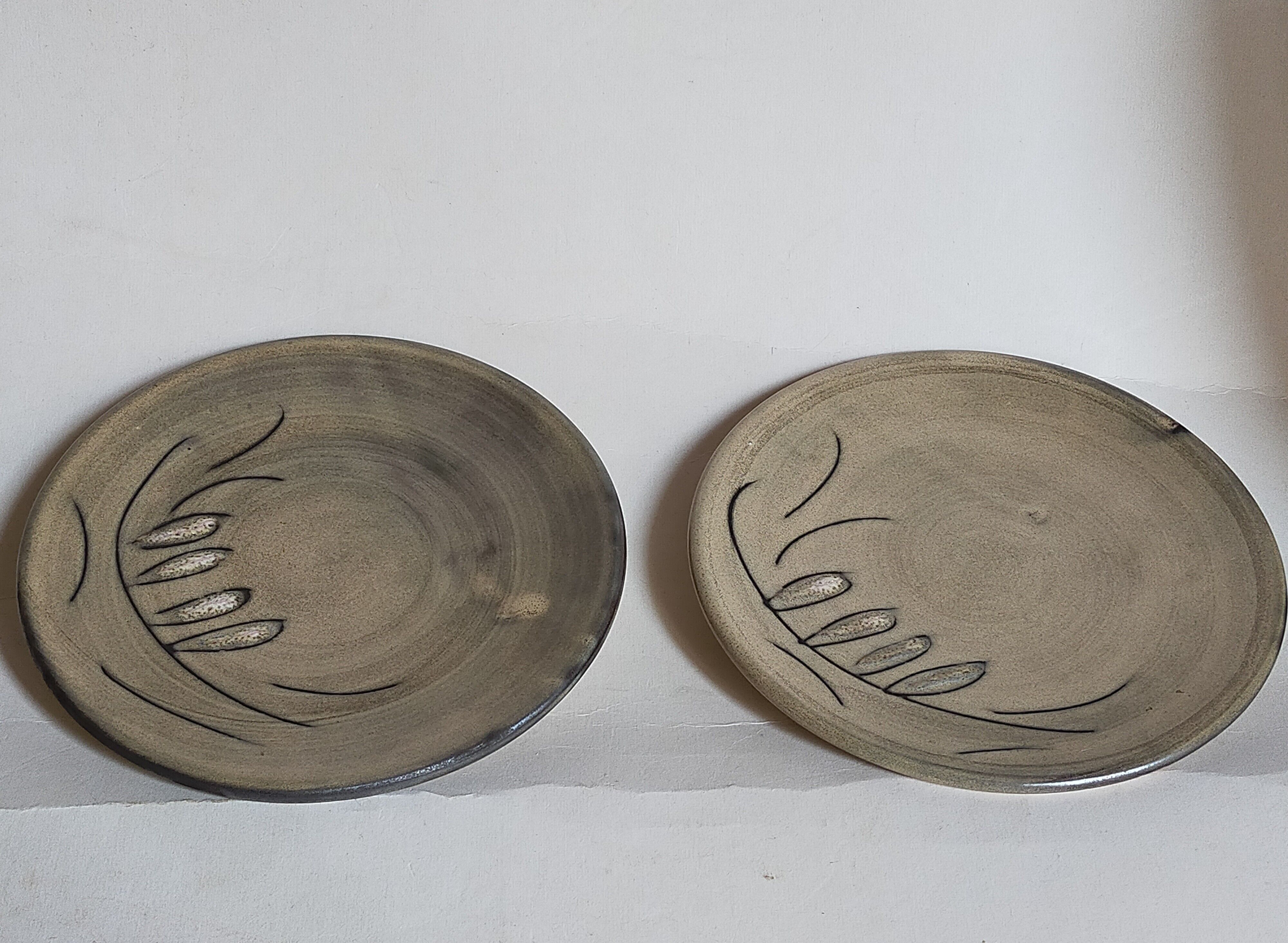 Duo of ceramic plates decorated with vintage foliage