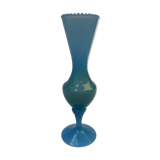 Vase en opaline bleue