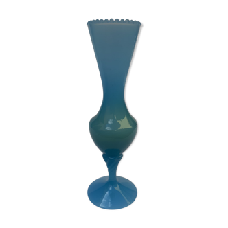 Vase en opaline bleue