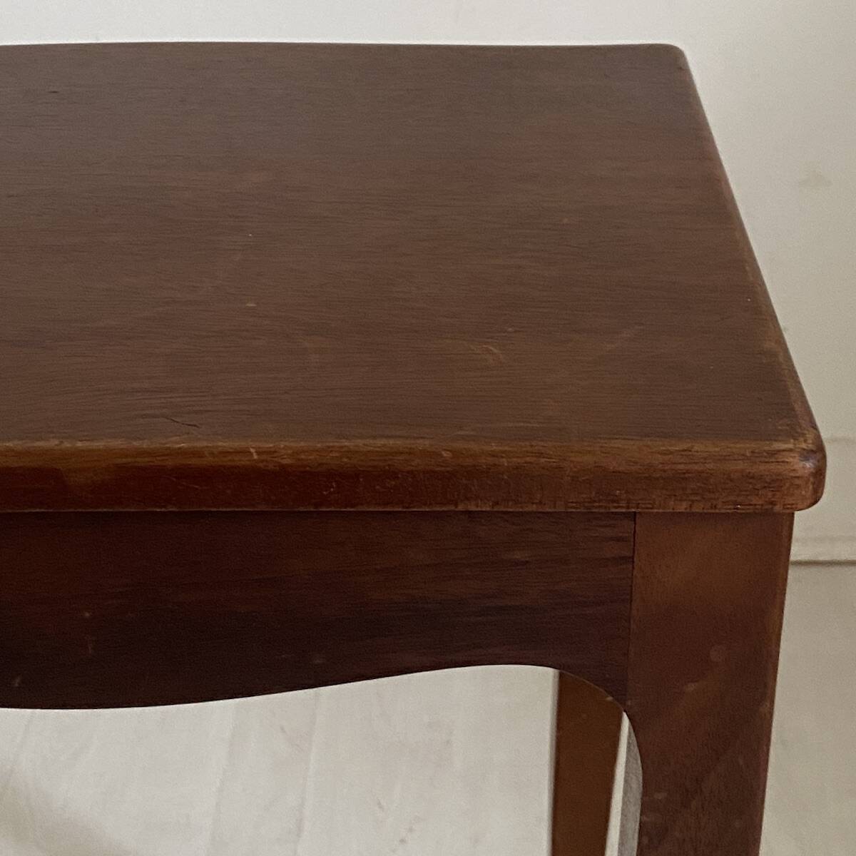 Petite table d'appoint à pieds cambrés de style Louis XV