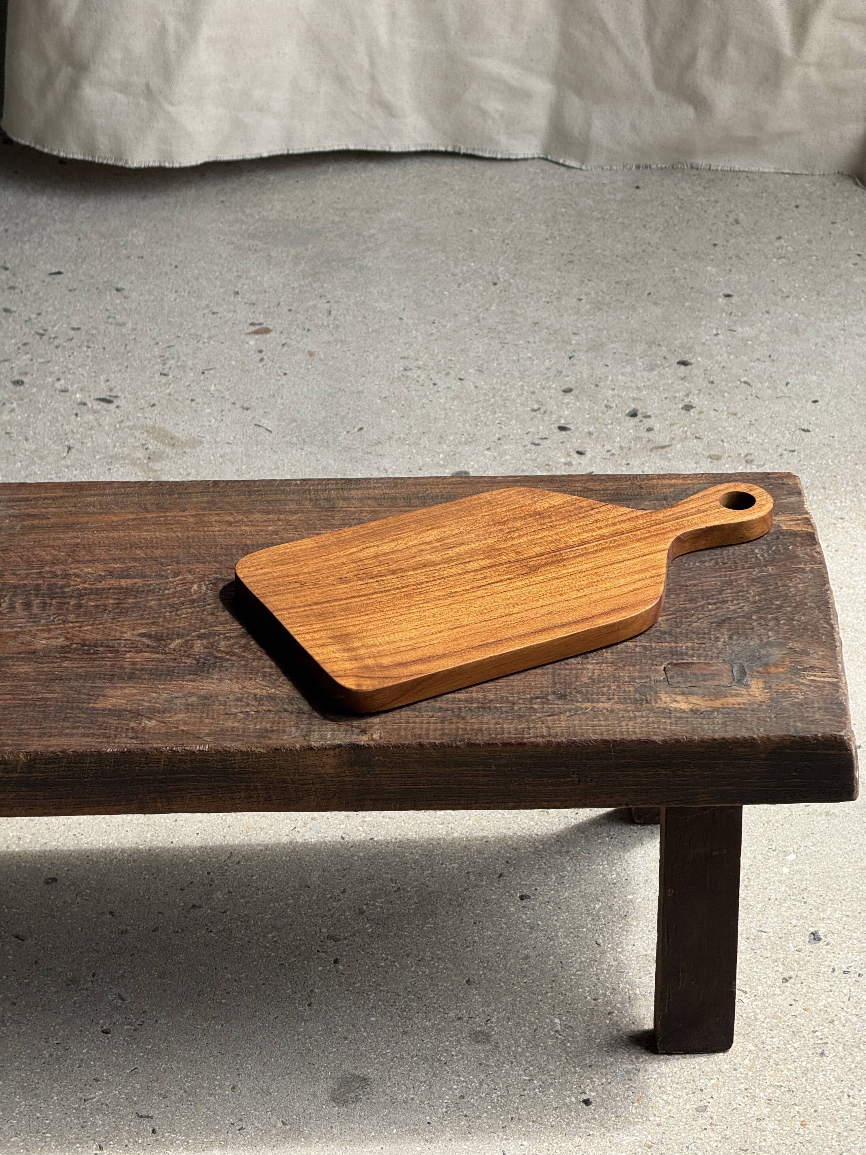 Rectangular solid teak chopping board with elongated handle 30x16.