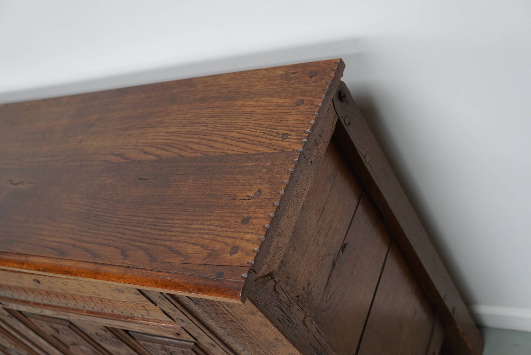 Commode / table d'appoint en chêne sculpté hollandais du milieu du XVIIIe siècle