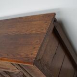 Commode / table d'appoint en chêne sculpté hollandais du milieu du XVIIIe siècle