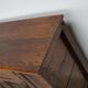 Commode / table d'appoint en chêne sculpté hollandais du milieu du XVIIIe siècle