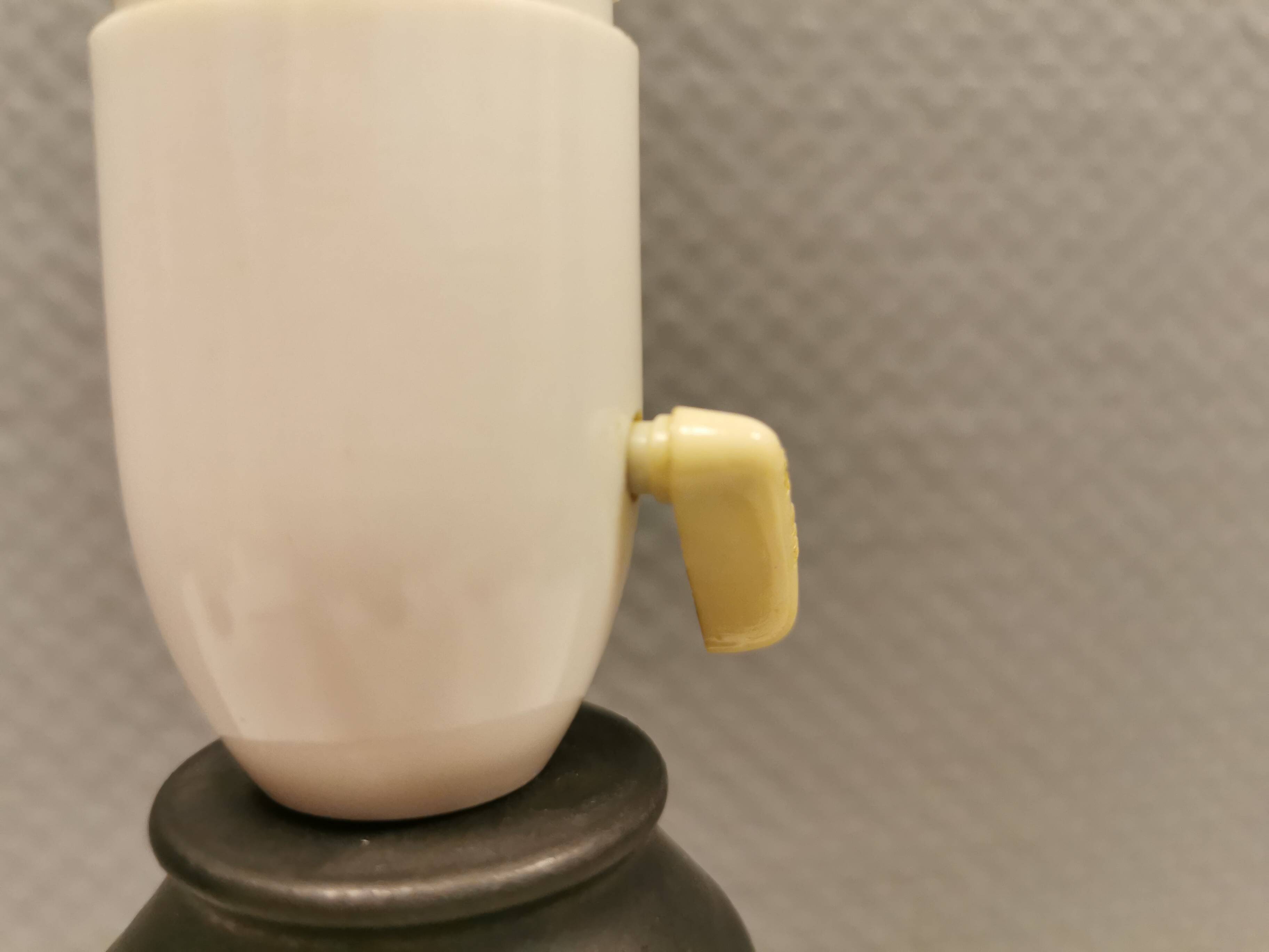 Lampe danoise en céramique. Elle date des années 70 et on l'appelle la lampe hérisson.