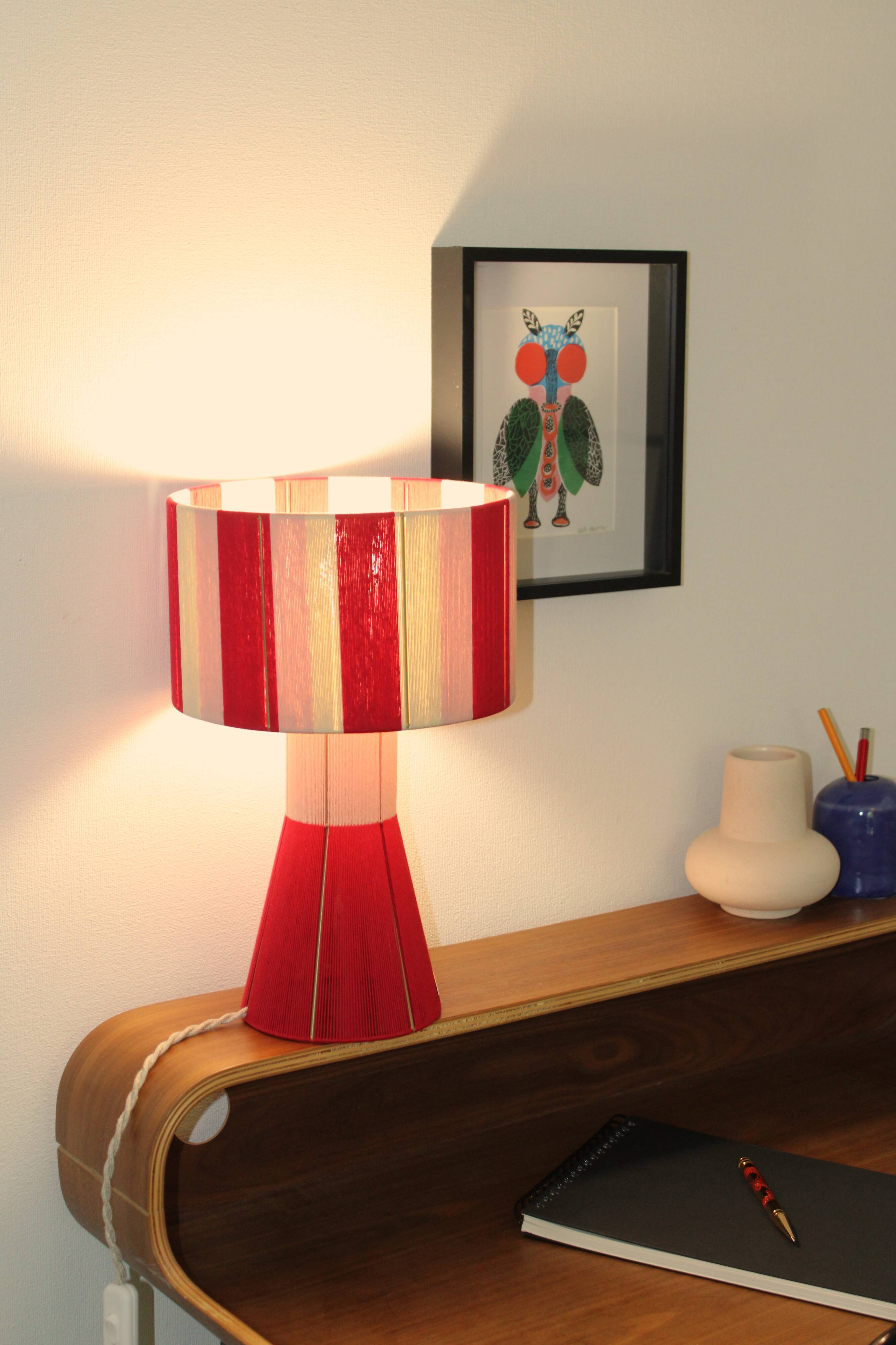 The Irresistible powder red table lamp