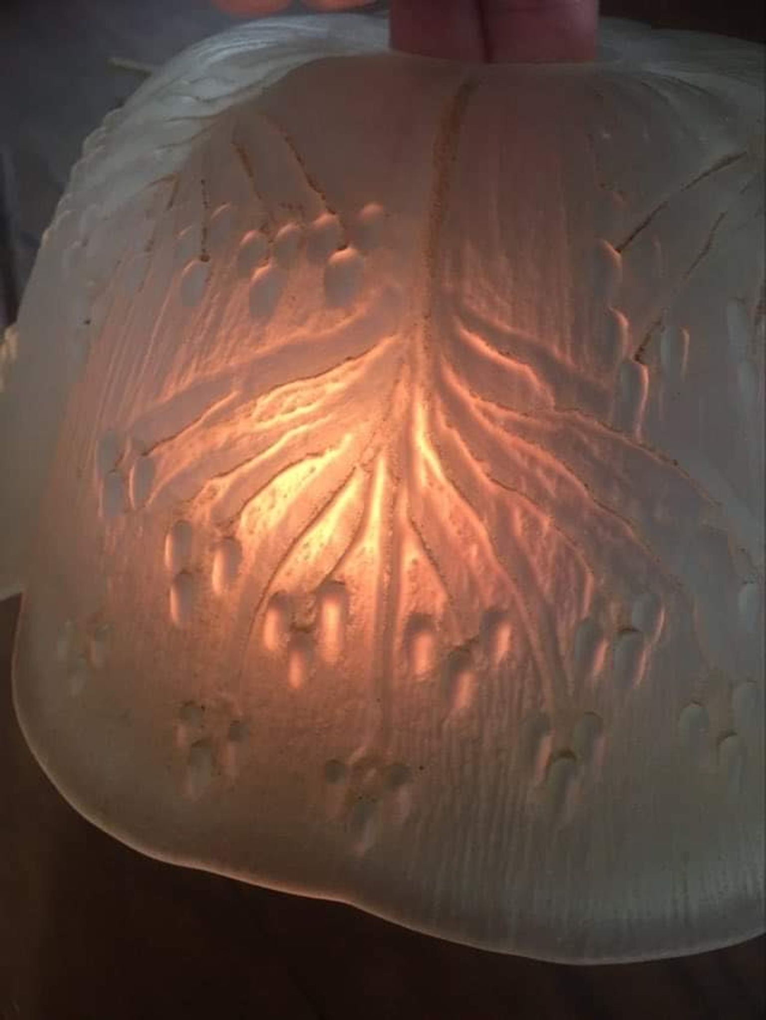 Abat jour in amber glass in the shape of a flower.