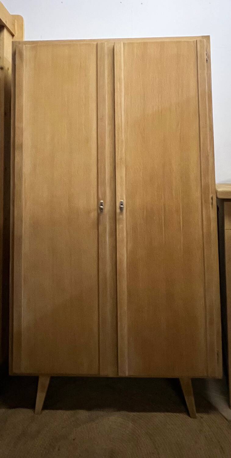 Vintage antique wardrobe in raw oak with tapered legs: wardrobe + shelf.