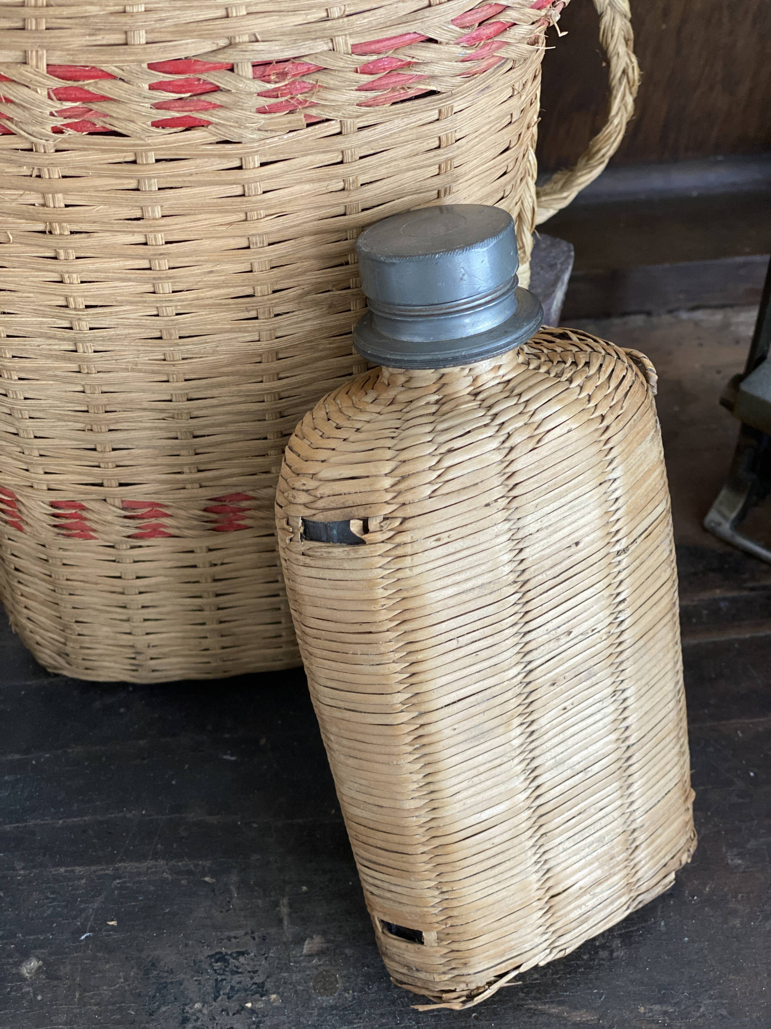 Duo de bouteilles en rotin