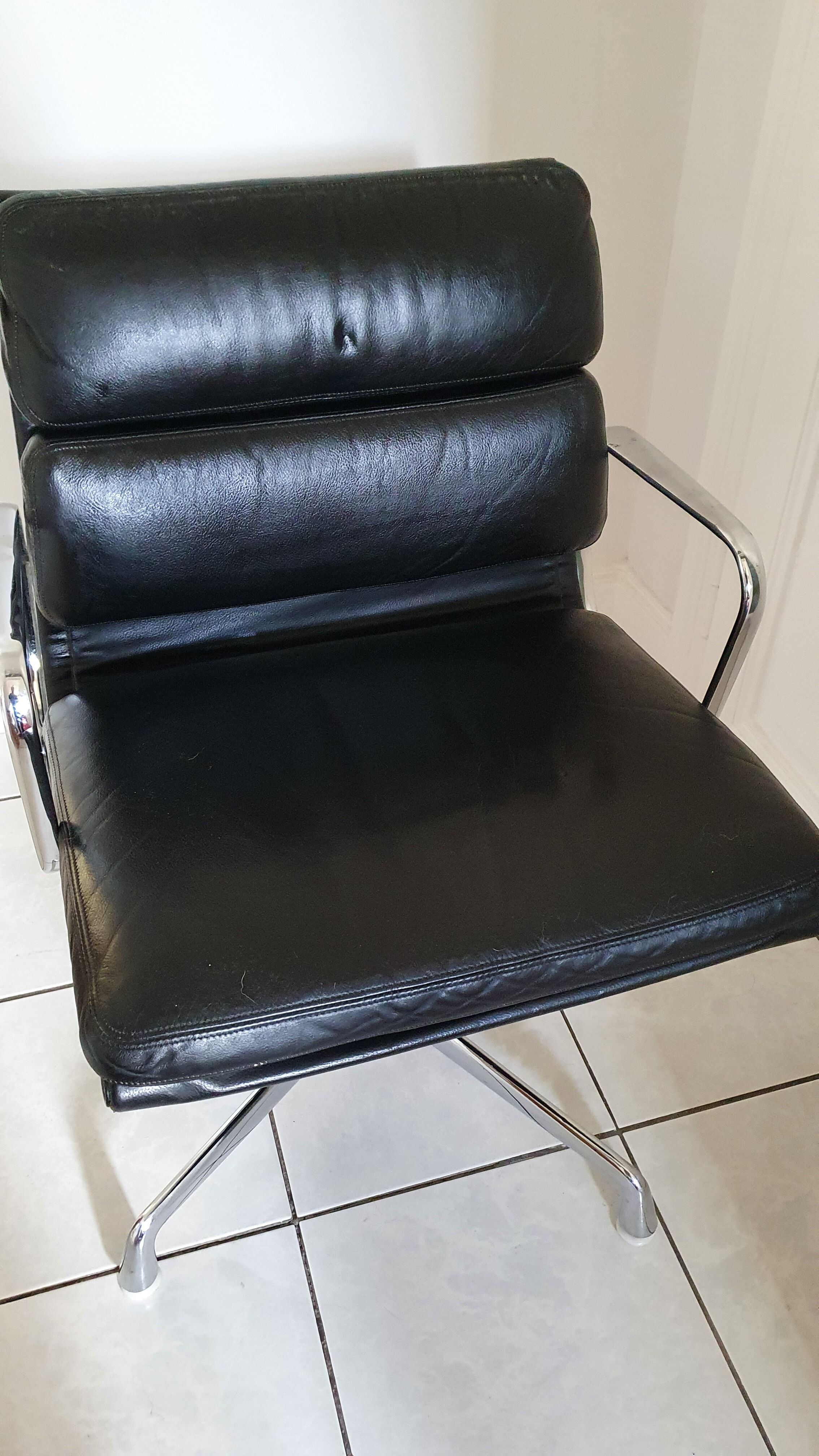 Fauteuil EA208 soft pad Charles et Ray Eames édition Herman Miller