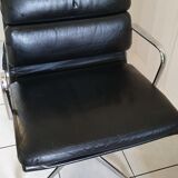 Fauteuil EA208 soft pad Charles et Ray Eames édition Herman Miller
