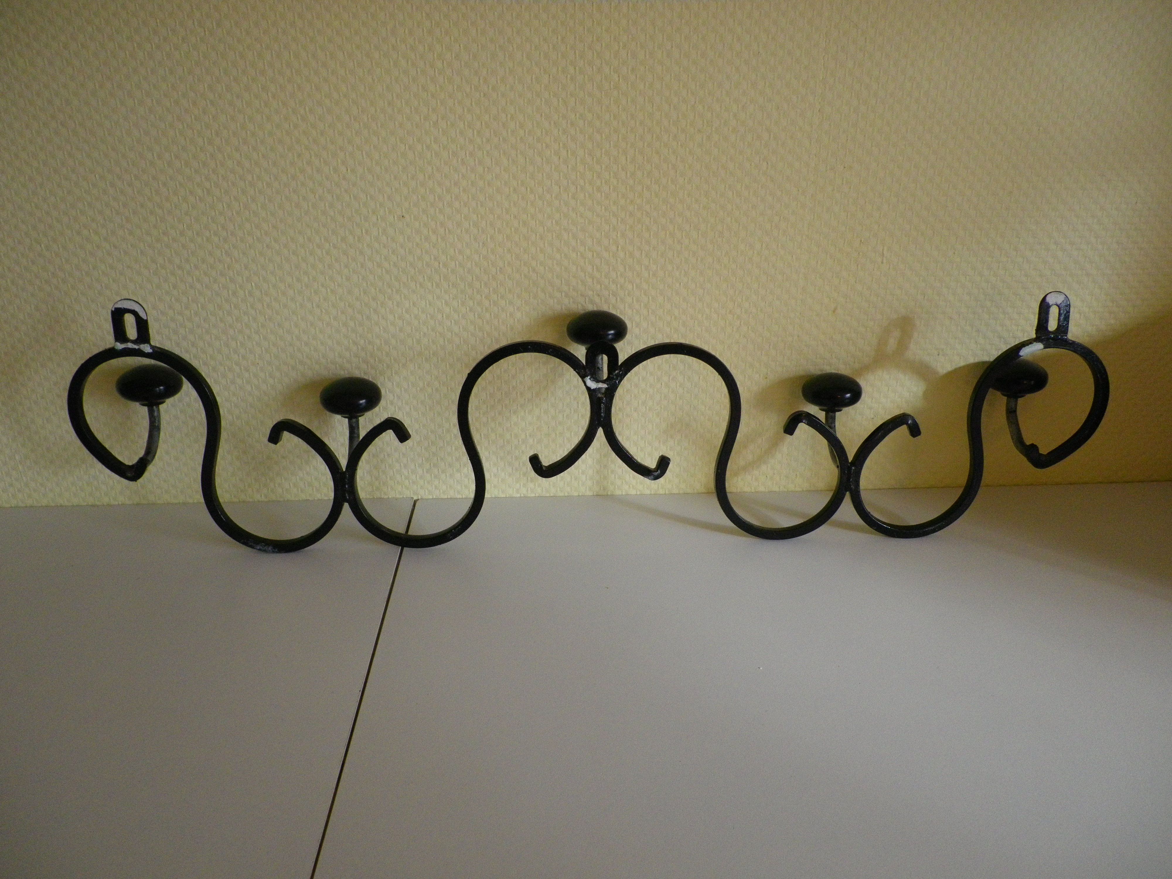 80 cm long wall coat door, made of wrought iron with 5 Suspensions in Bakelite - 70s