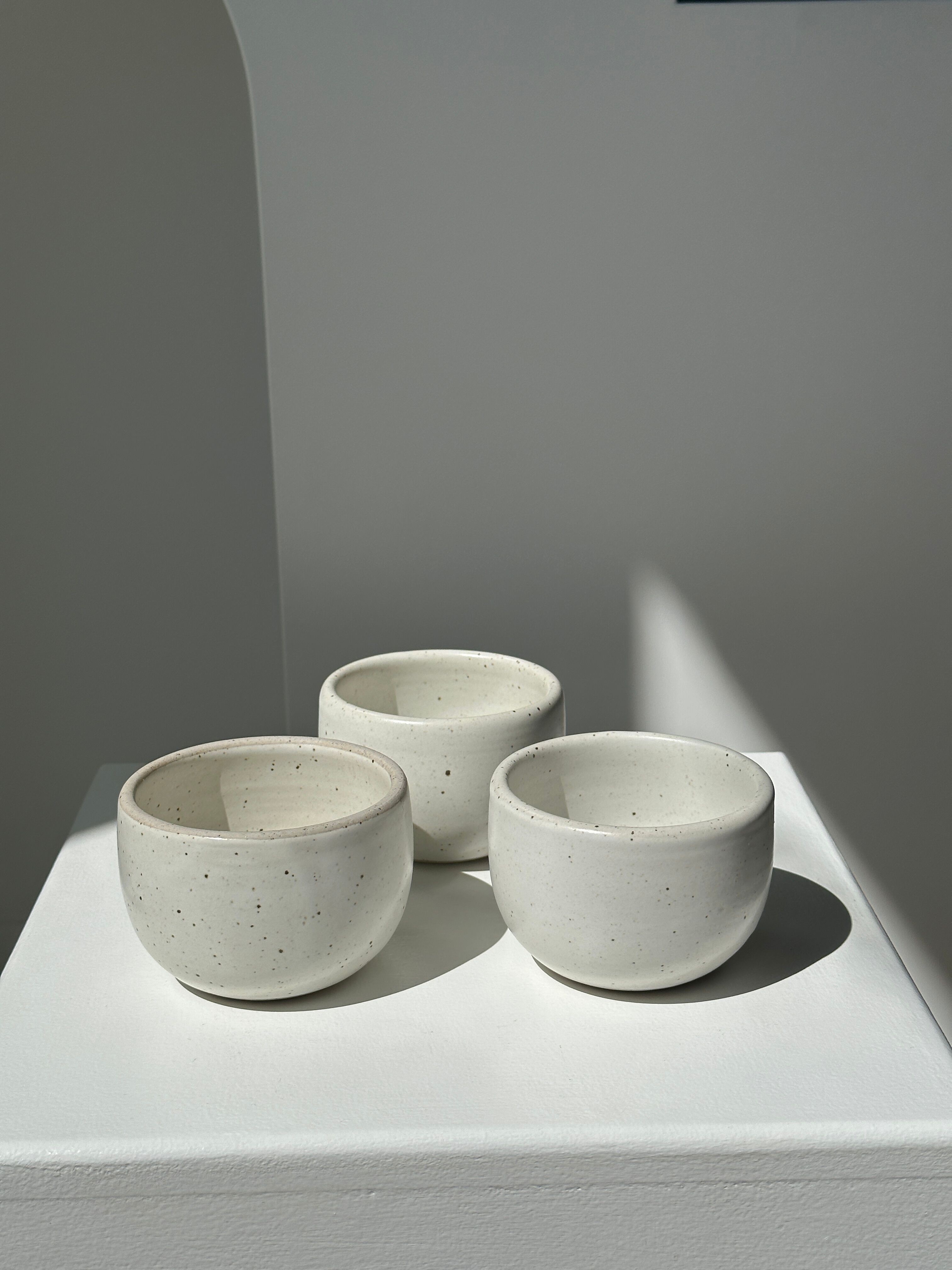 Trio of white ceramic cups D9cm