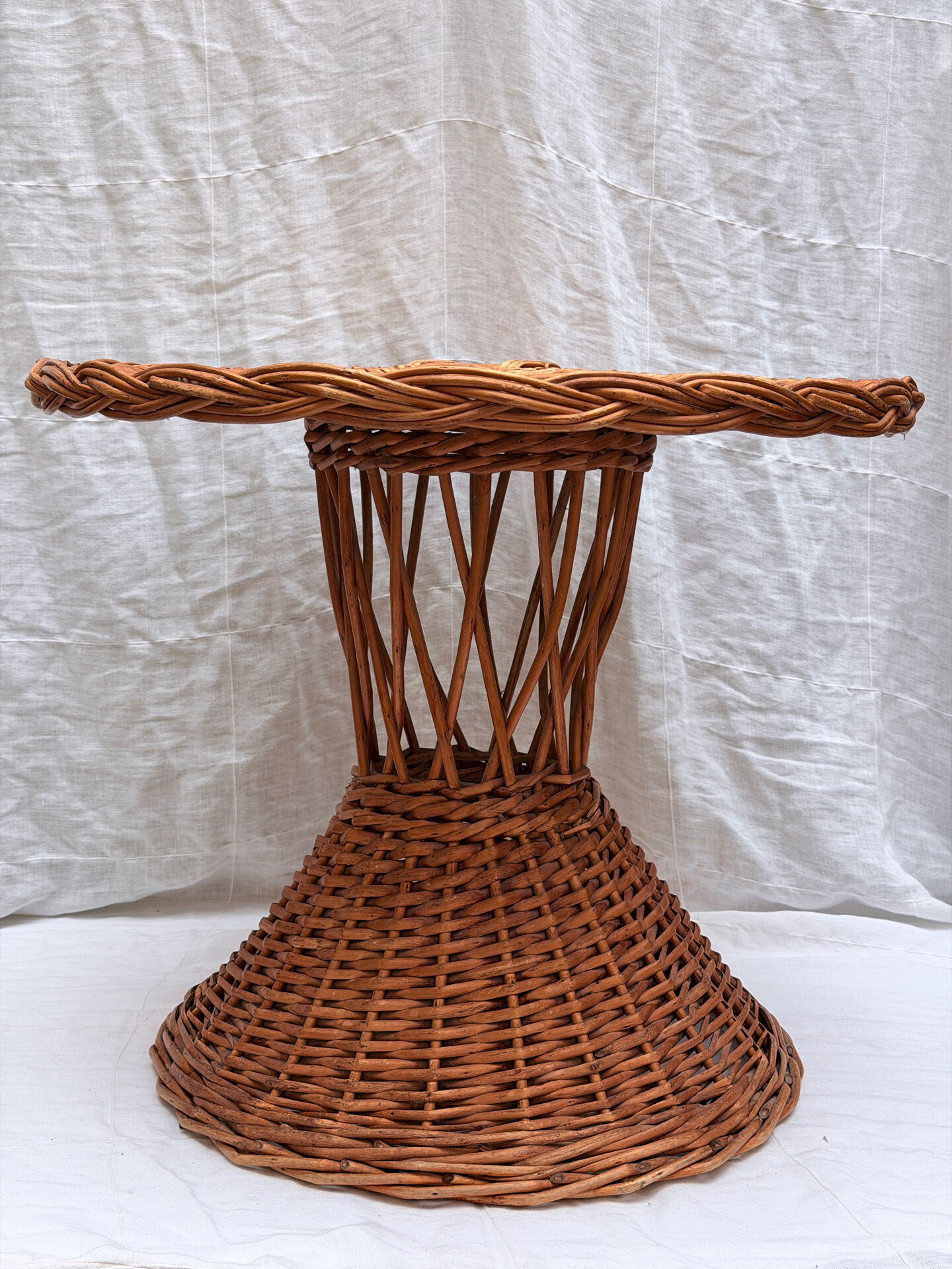 Table d’appoint artisanale vintage en osier tressé