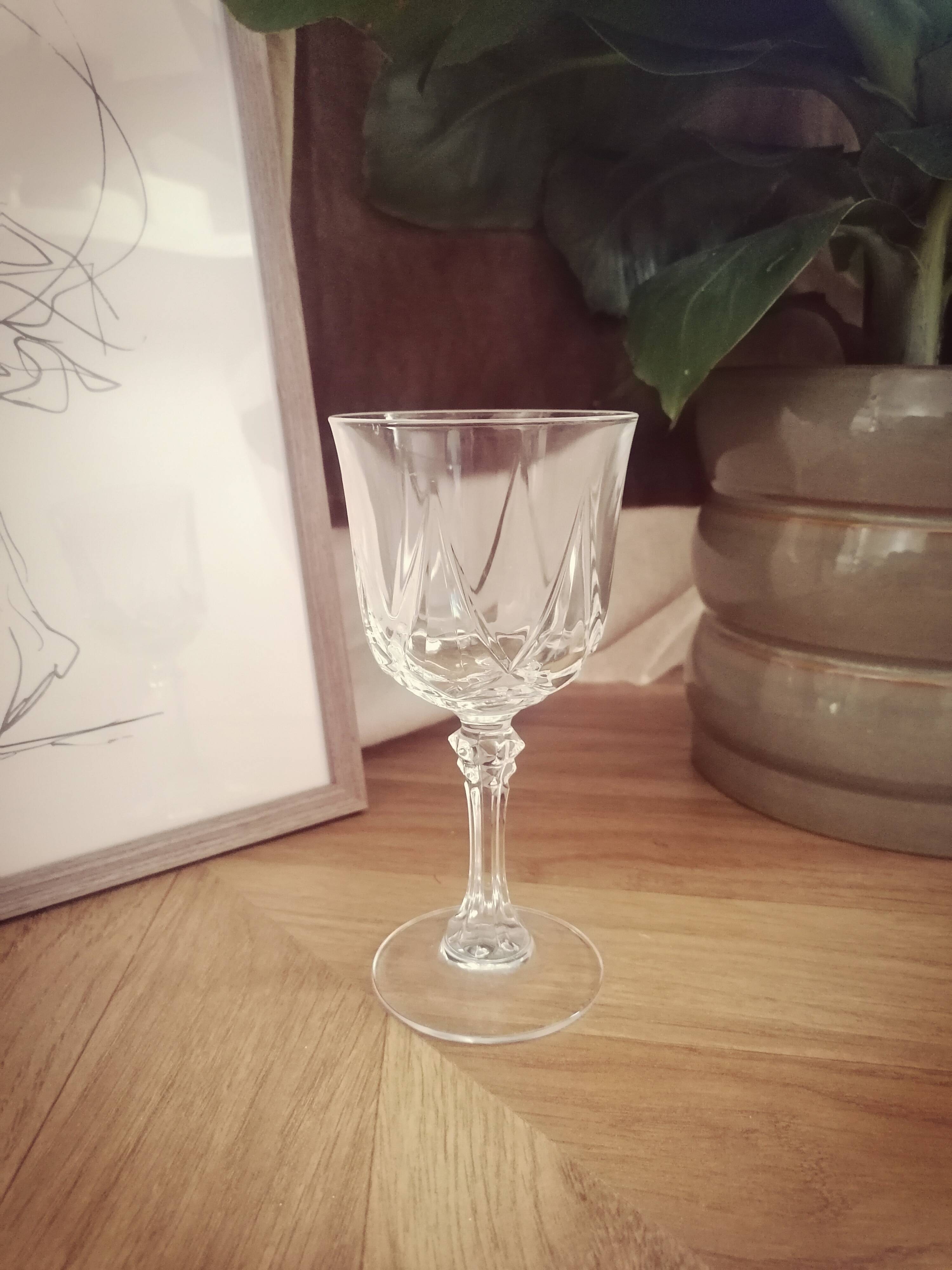 Many crystal glasses from Arques model Auteuil.