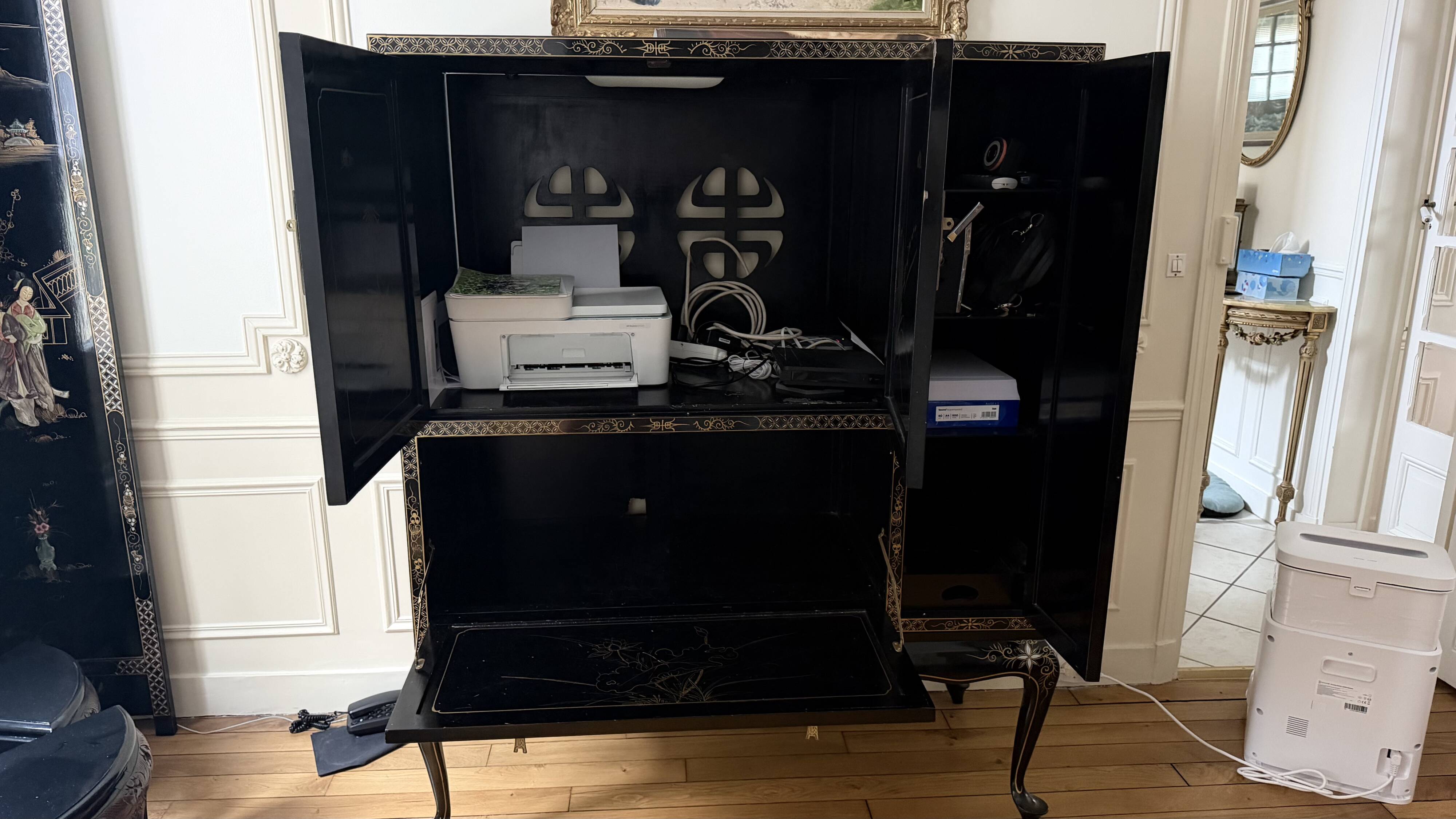 Cabinet meuble Télévision en laque noire et or